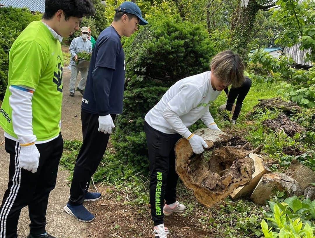 宮崎大輔さんのインスタグラム写真 - (宮崎大輔Instagram)「アースフレンズでボランティア活動❗️ 全員で協力しチームビルディングが出来ました‼️ その後は茨城県の蕎麦屋の美里で 新人歓迎会を行いました！ 皆さんありがとうございました❗️  #アースフレンズbm  #ボランティア活動 #チームビルディング #ハンドボール #handball #team」5月14日 19時50分 - daisuke7_official