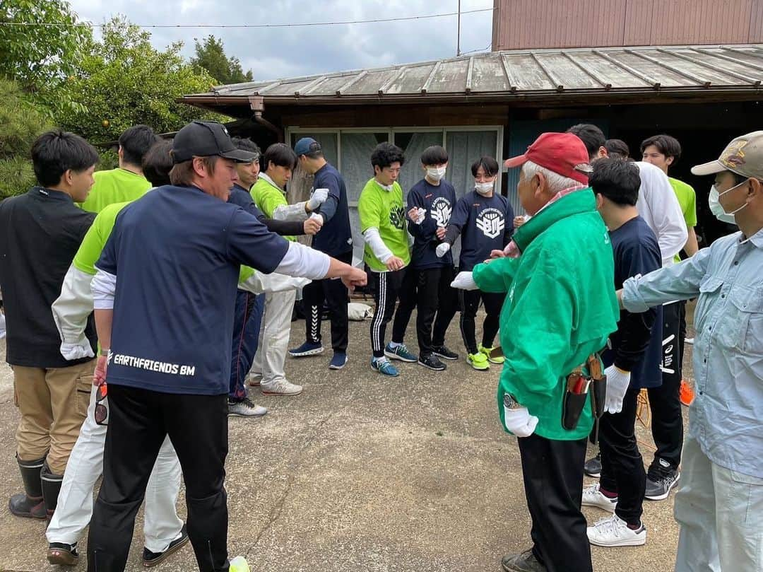 宮崎大輔さんのインスタグラム写真 - (宮崎大輔Instagram)「アースフレンズでボランティア活動❗️ 全員で協力しチームビルディングが出来ました‼️ その後は茨城県の蕎麦屋の美里で 新人歓迎会を行いました！ 皆さんありがとうございました❗️  #アースフレンズbm  #ボランティア活動 #チームビルディング #ハンドボール #handball #team」5月14日 19時50分 - daisuke7_official