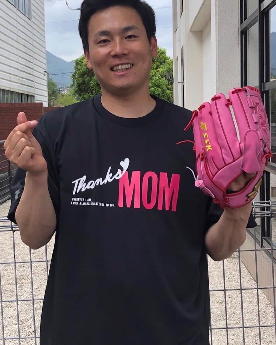 栗林良吏さんのインスタグラム写真 - (栗林良吏Instagram)「母の日💐 いつもありがとう😊  早く一軍で活躍する姿を見せれるように頑張ります💪  #母の日 ##SSK」5月14日 19時50分 - ryoji2038