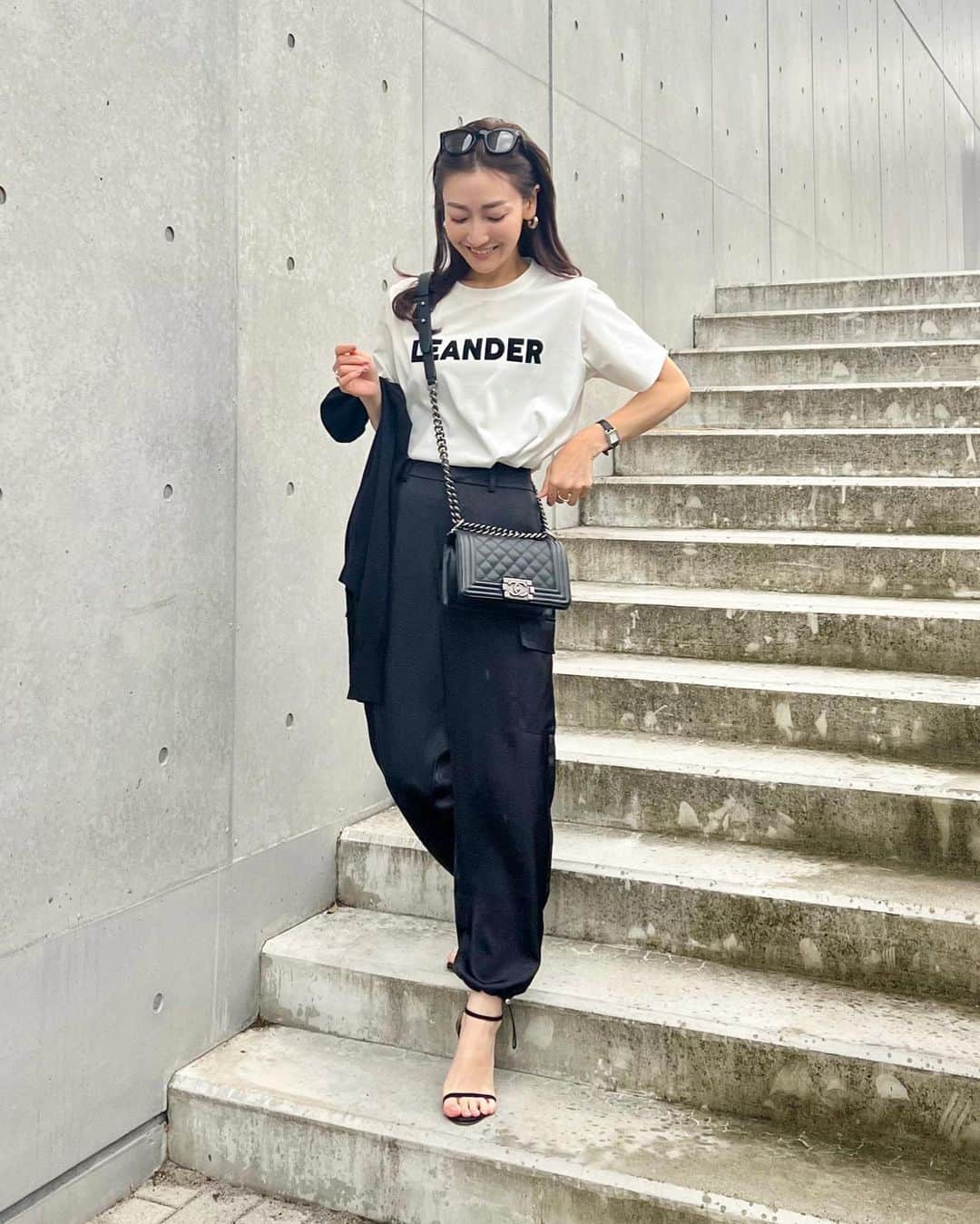 金子麻貴のインスタグラム：「モノトーンコーデ🤍  スカートに合わせたいなぁと思っていた @reedit_official のロゴT。サテンのカーゴパンツに合わせるのも大人カジュアルで可愛い👍  フロッキーで少し立体感があるTシャツとプリントロゴどちらも夏大活躍！  #reedit#リエディ#リエディスタ#エシカルファッション#サステナブル#SDGs #タイアップ#ロゴT#大人カジュアルコーデ#春服#夏服#ママコーデ#夏服コーデ#シンプルコーデ#モノトーンコーデ」