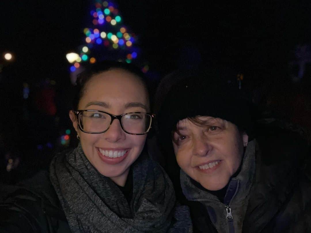 ブルックリー・ハンのインスタグラム：「Happy Mother’s Day to the best of the best. I beyond lucky to get to call you my mom! 💕🌷」
