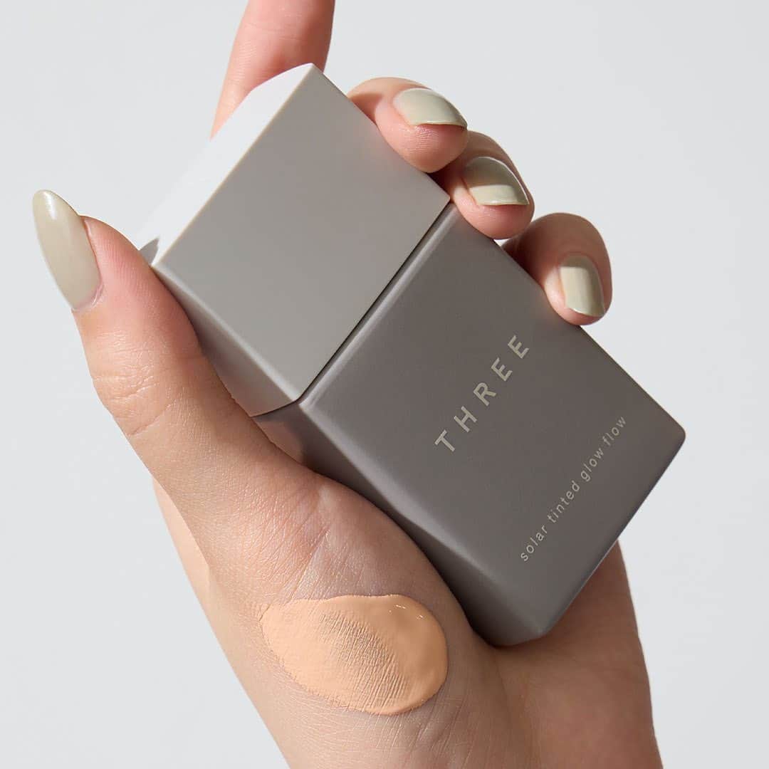 THREEのインスタグラム：「THREE SUMMER BASE MAKEUP 自分らしい肌の仕上がりに。 あなたのなりたい素肌はどっち？  “ライトファンデ派”のチョイスは…  THREE ソーラーティンティドグローフロー 全7色 各5,280円（税込）SPF50+/PA++++  整った素肌のように自然な仕上がりで、くすみも凹凸もカバー。 明るい血色ニュアンスで、時間が経ってもくすまず、 生き生きとヘルシーな肌印象へ。  ウォータープルーフで、水・汗・皮脂に強く、時間が経っても美しさをキープ。 インナーモイスチャー 処方で、サラリとした肌触りを叶えると同時に、うるおいはしっかり保ちます。  #threecosmetics #summerbasemakeup #夏メイク」