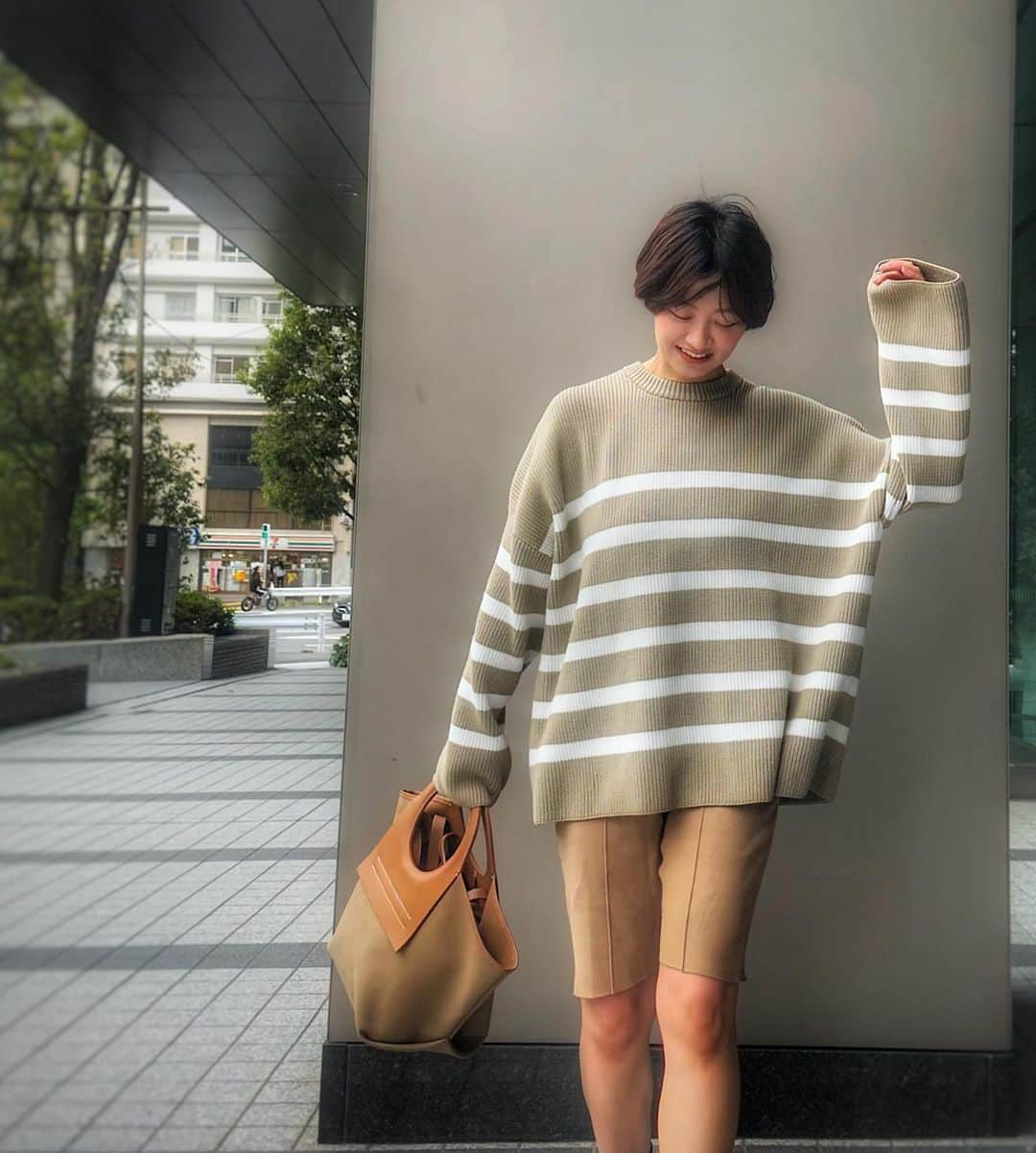 多嶋沙弥さんのインスタグラム写真 - (多嶋沙弥Instagram)「. 🤎🧡🤎 @hereu_ @hereu_jp 👜 . マザーズバッグにと、 出産前の展示会にてオーダー🥰 . 収納力抜群、中もよく見えるのでひっかき回すことなく使いたいものが取り出せます✌️❤️ . よく使うものは茶系よりモノトーンを選びがちなのですが、 このレザーのキャメルとカーキがかったキャンパス地がとても気に入って、 最近はこのバッグを主役にアースカラー同士を合わせることも増えました🥰 . 中にストラップがあるので肩掛けでも持てますよ💋 . このブランドの可愛いサンダルも出番を控えているので、 またシェアさせてください😘 . それでは、また💐 . Photo by 👦📷 #ママモデル#マザーズバッグ#hereu」5月14日 19時58分 - saya_tajima