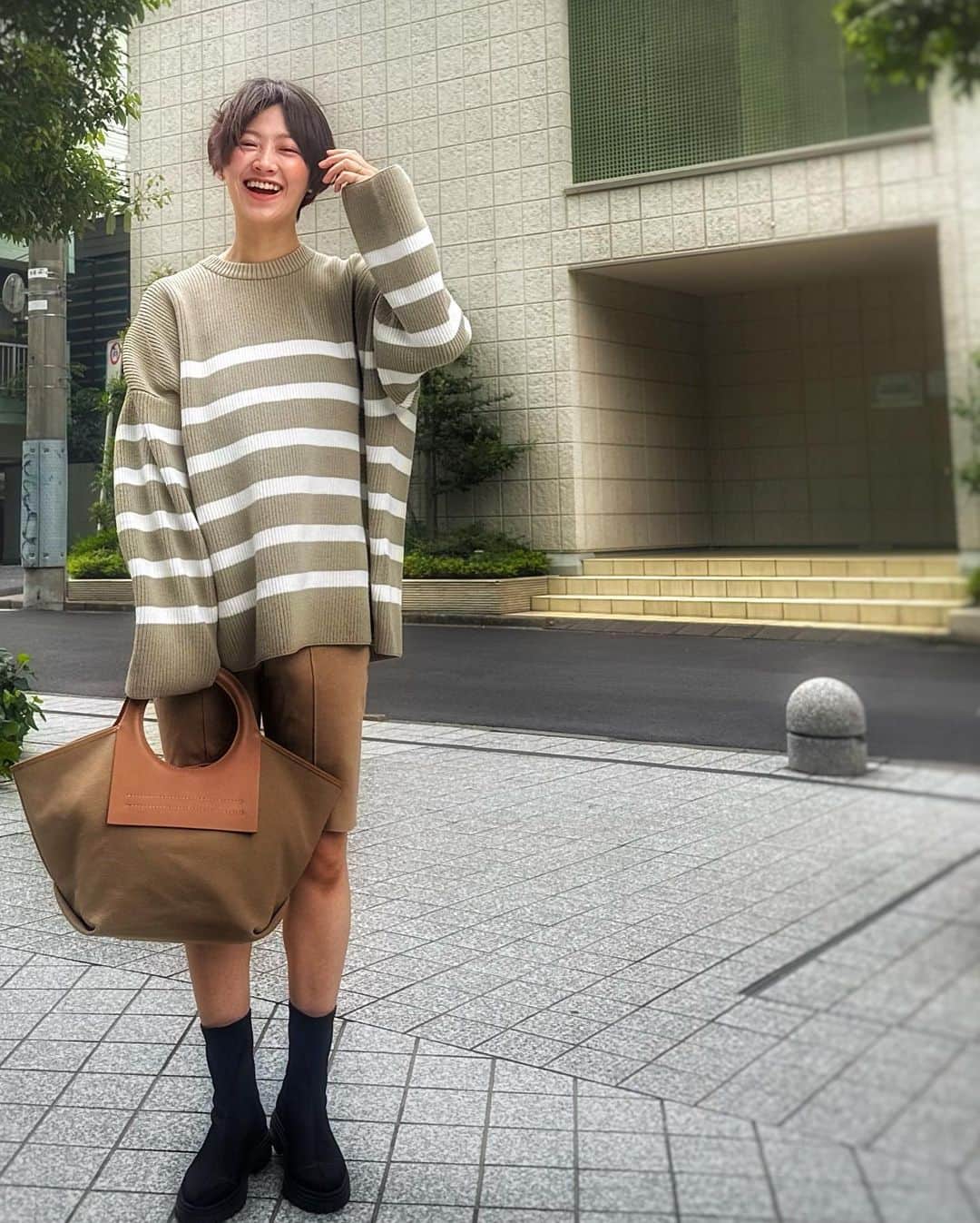 多嶋沙弥さんのインスタグラム写真 - (多嶋沙弥Instagram)「. 🤎🧡🤎 @hereu_ @hereu_jp 👜 . マザーズバッグにと、 出産前の展示会にてオーダー🥰 . 収納力抜群、中もよく見えるのでひっかき回すことなく使いたいものが取り出せます✌️❤️ . よく使うものは茶系よりモノトーンを選びがちなのですが、 このレザーのキャメルとカーキがかったキャンパス地がとても気に入って、 最近はこのバッグを主役にアースカラー同士を合わせることも増えました🥰 . 中にストラップがあるので肩掛けでも持てますよ💋 . このブランドの可愛いサンダルも出番を控えているので、 またシェアさせてください😘 . それでは、また💐 . Photo by 👦📷 #ママモデル#マザーズバッグ#hereu」5月14日 19時58分 - saya_tajima