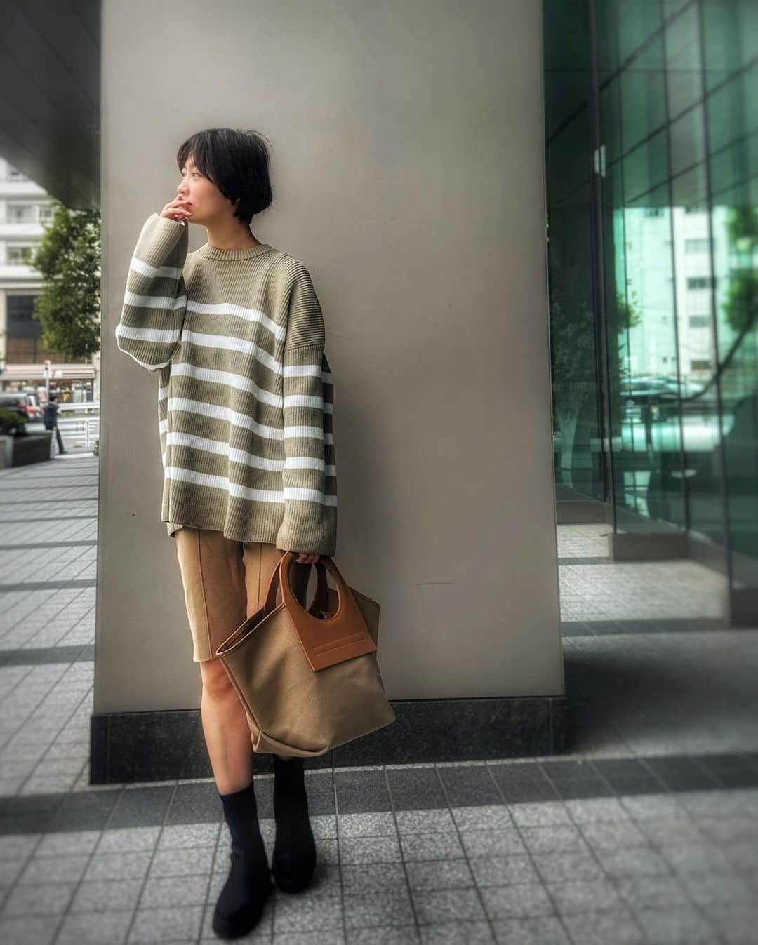 多嶋沙弥さんのインスタグラム写真 - (多嶋沙弥Instagram)「. 🤎🧡🤎 @hereu_ @hereu_jp 👜 . マザーズバッグにと、 出産前の展示会にてオーダー🥰 . 収納力抜群、中もよく見えるのでひっかき回すことなく使いたいものが取り出せます✌️❤️ . よく使うものは茶系よりモノトーンを選びがちなのですが、 このレザーのキャメルとカーキがかったキャンパス地がとても気に入って、 最近はこのバッグを主役にアースカラー同士を合わせることも増えました🥰 . 中にストラップがあるので肩掛けでも持てますよ💋 . このブランドの可愛いサンダルも出番を控えているので、 またシェアさせてください😘 . それでは、また💐 . Photo by 👦📷 #ママモデル#マザーズバッグ#hereu」5月14日 19時58分 - saya_tajima