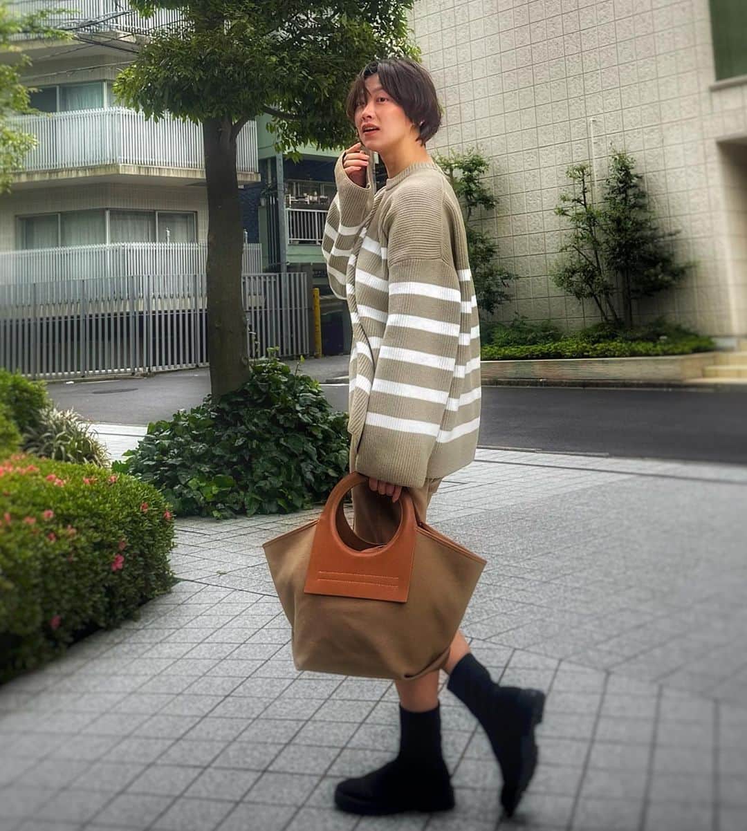 多嶋沙弥さんのインスタグラム写真 - (多嶋沙弥Instagram)「. 🤎🧡🤎 @hereu_ @hereu_jp 👜 . マザーズバッグにと、 出産前の展示会にてオーダー🥰 . 収納力抜群、中もよく見えるのでひっかき回すことなく使いたいものが取り出せます✌️❤️ . よく使うものは茶系よりモノトーンを選びがちなのですが、 このレザーのキャメルとカーキがかったキャンパス地がとても気に入って、 最近はこのバッグを主役にアースカラー同士を合わせることも増えました🥰 . 中にストラップがあるので肩掛けでも持てますよ💋 . このブランドの可愛いサンダルも出番を控えているので、 またシェアさせてください😘 . それでは、また💐 . Photo by 👦📷 #ママモデル#マザーズバッグ#hereu」5月14日 19時58分 - saya_tajima
