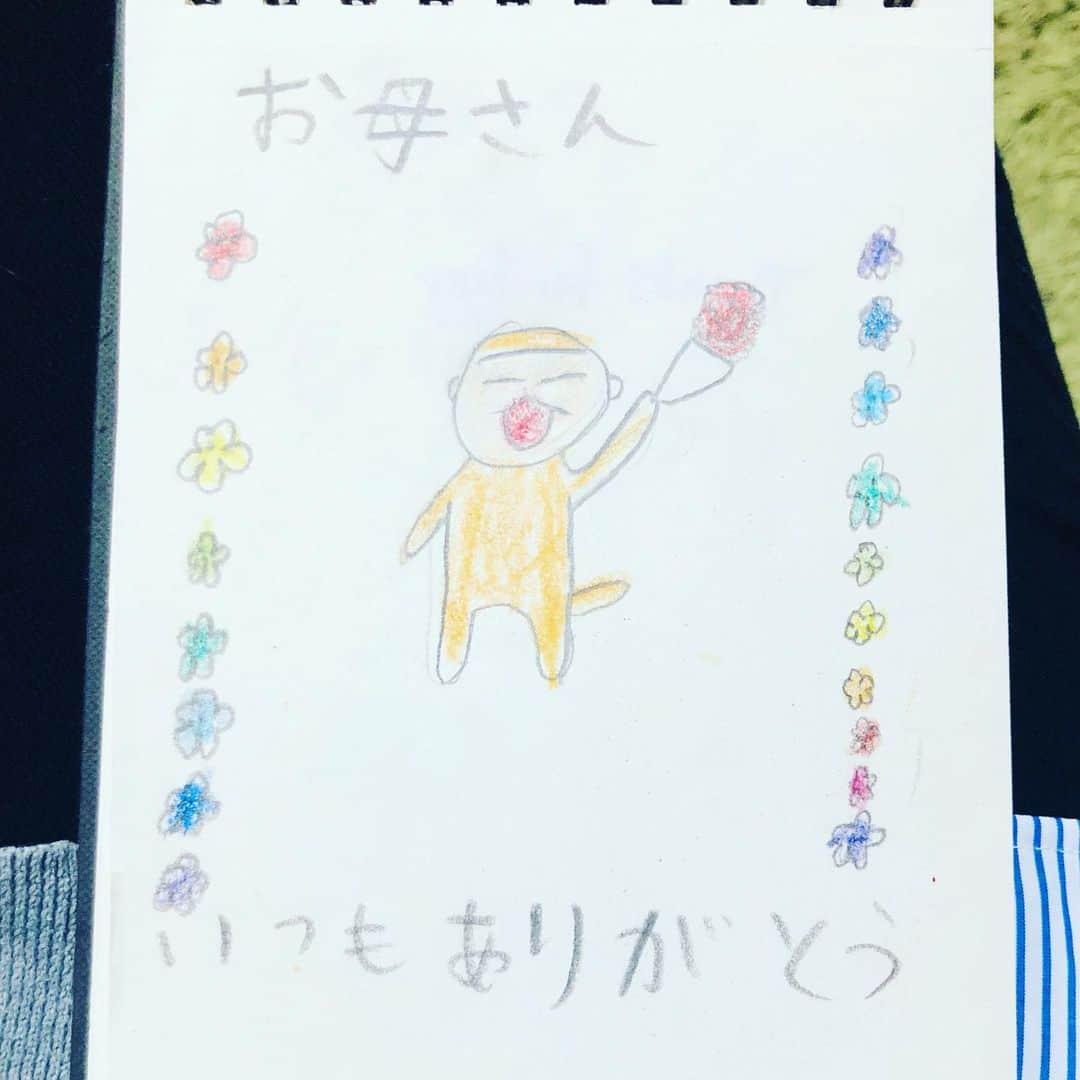 水谷さるころのインスタグラム：「「息子よ、今日は母の日だ…紙はそこにある。さすれば…わかるな」と言い続けて、メッセージカードをもらいました😂」