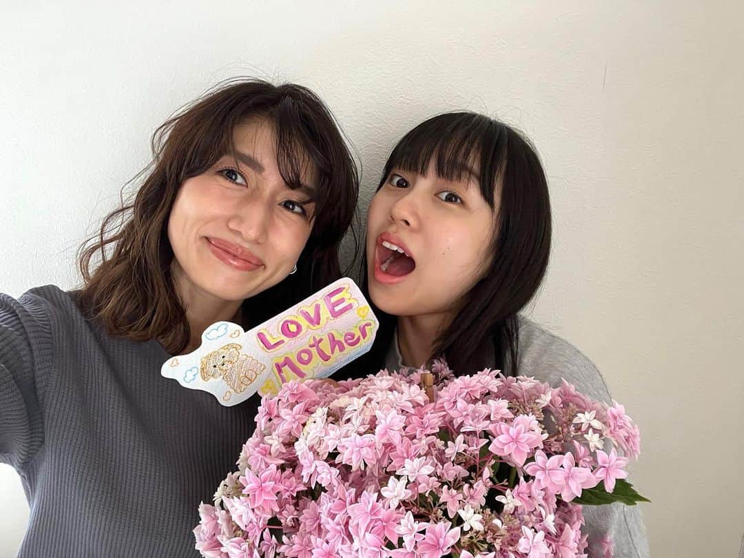 eiko kagamiのインスタグラム：「Happy mother's day💐🩷  朝からお花とメッセージ&動画をプレゼントしてくれました😍 誕生花の紫陽花にしてくれるところが娘らしい♡  母にしてもらえて17年。 本当にありがたい。  ばば（お母さん）もありがとう。  世の中の全てのお母様、 本当に日々お疲れ様です！！🫶✨ . . . . . . #母の日#親子#高校生ママ #happymothersday」