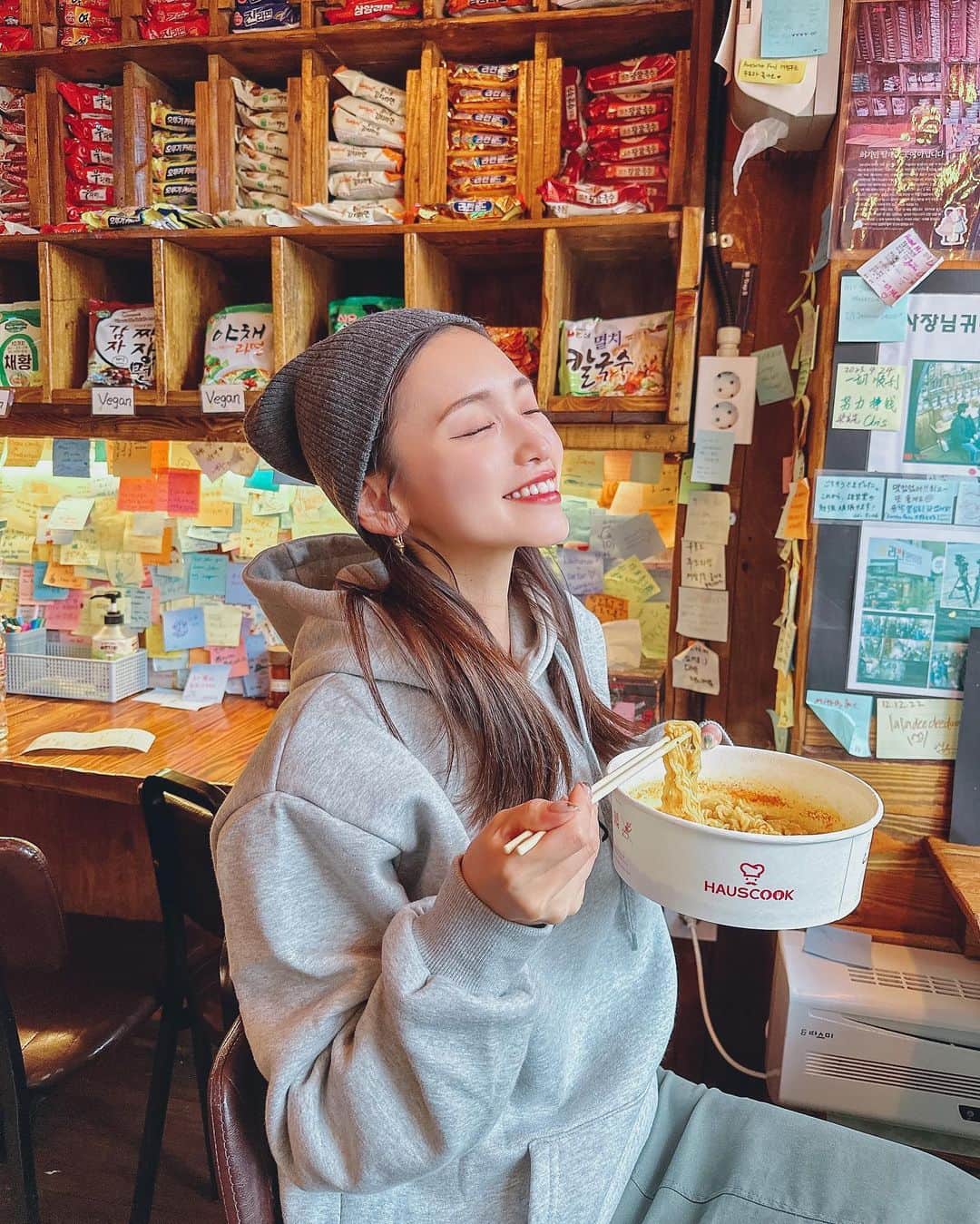 引地裕美のインスタグラム：「🍜🏪🇰🇷🩵  行ってみたかったラーメンコンビニ🤩  無人だから購入から調理まで全部セルフサービスで、 調理台には無料トッピングもあったよ🪄  ラーメンいっぱい並んでていっぱい食べたくなった🥰🥡💭  📍鍾路3街駅14番出口から徒歩1分 ⏰24h  #라면편의점 #ラーメンコンビニ #韓国旅行 #korea #seoul #jongno3ga #韓国グルメ  #ヘアアレンジ #hairarrange #UMine #japan #옷스타그램 #데일리룩 #코디스타그램 #每日穿搭 #일본 #얼스타그램 #照片 #粉我 #japanesegirl」