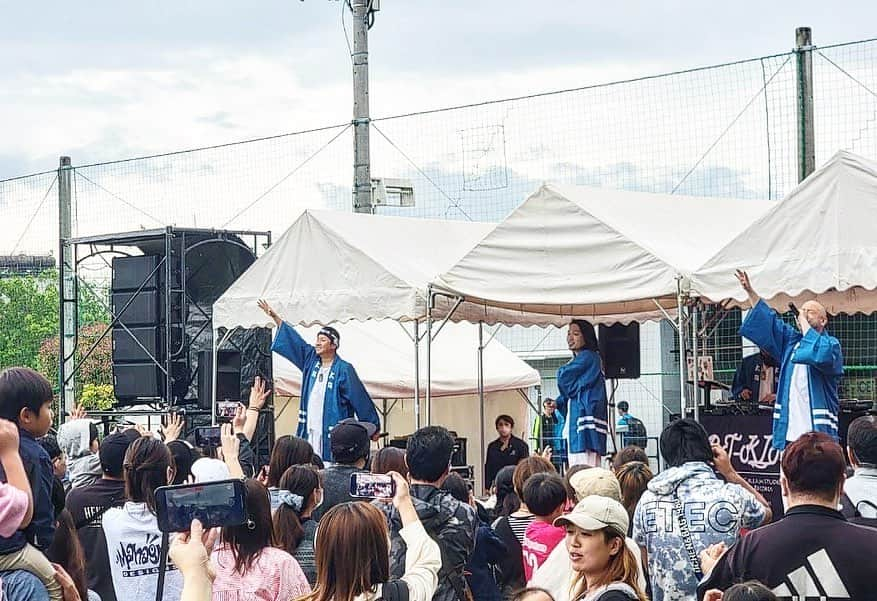 KLUTCHさんのインスタグラム写真 - (KLUTCHInstagram)「2023.5.14 J-GREEN堺 フェスティバル @堺市 J-GREEN堺 ⁡ 日曜日、入場無料、子どもたちが思いっきり楽しんで遊べるイベントにてLIVEやらせていただきました！ ⁡ あいにくの雨、、、 ⁡ でもね、でもね、子どもたちがみーんな笑ったり、一生懸命になってたりしてる姿をたくさん見ることができました。 ⁡ そしてそれを見ている家族も笑ってる。 あったかくて素敵な時間が流れていました。 ⁡ 雨のなかLIVEを観てくれたみなさん！ ホンマにありがとうございました。 風邪ひかんようにあったかくしてねーー。 ⁡ ⁡ それにしても凄い施設やな。 クソ広い！！！ Big Up！！！ ⁡ ⁡ J-GREEN 38 カレーはフルーティーでメチャ美味でした！ ⁡ ⁡ ⁡ ⁡ ⁡ ⁡ #ETKING #KLUTCH #センコウ #DJBOOBY #コシバKEN #JGREEN堺フェスティバル #JGREEN堺 #堺市 #大阪 #サッカー #football #ありがとう #感謝 #LIVE #LIFE #music」5月14日 20時04分 - klutch3etking