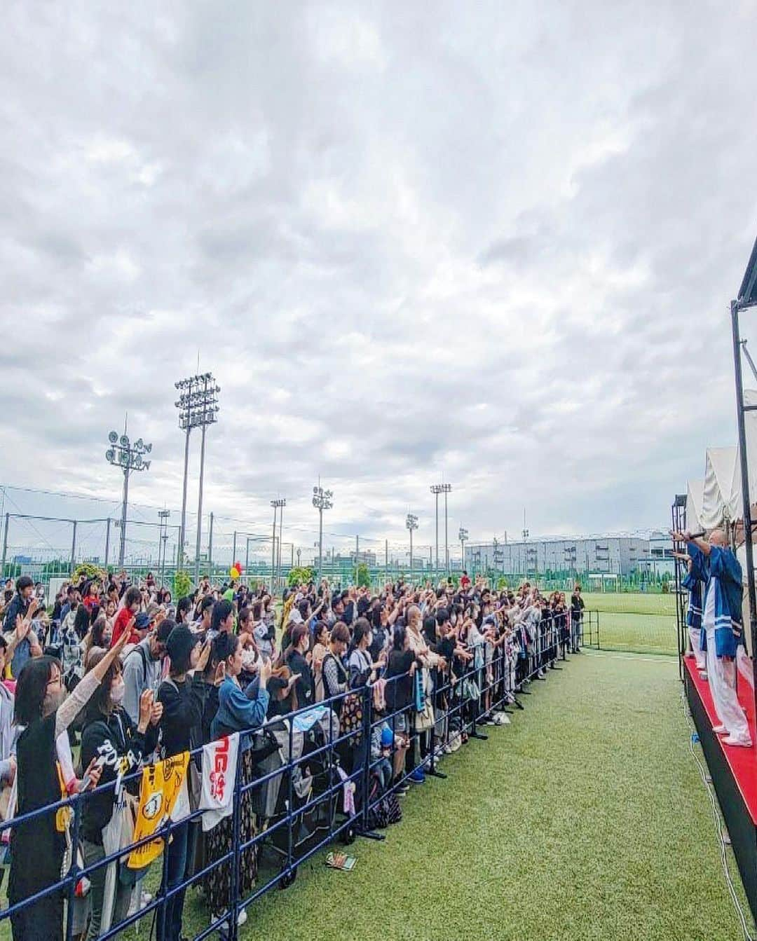 KLUTCHのインスタグラム：「2023.5.14 J-GREEN堺 フェスティバル @堺市 J-GREEN堺 ⁡ 日曜日、入場無料、子どもたちが思いっきり楽しんで遊べるイベントにてLIVEやらせていただきました！ ⁡ あいにくの雨、、、 ⁡ でもね、でもね、子どもたちがみーんな笑ったり、一生懸命になってたりしてる姿をたくさん見ることができました。 ⁡ そしてそれを見ている家族も笑ってる。 あったかくて素敵な時間が流れていました。 ⁡ 雨のなかLIVEを観てくれたみなさん！ ホンマにありがとうございました。 風邪ひかんようにあったかくしてねーー。 ⁡ ⁡ それにしても凄い施設やな。 クソ広い！！！ Big Up！！！ ⁡ ⁡ J-GREEN 38 カレーはフルーティーでメチャ美味でした！ ⁡ ⁡ ⁡ ⁡ ⁡ ⁡ #ETKING #KLUTCH #センコウ #DJBOOBY #コシバKEN #JGREEN堺フェスティバル #JGREEN堺 #堺市 #大阪 #サッカー #football #ありがとう #感謝 #LIVE #LIFE #music」