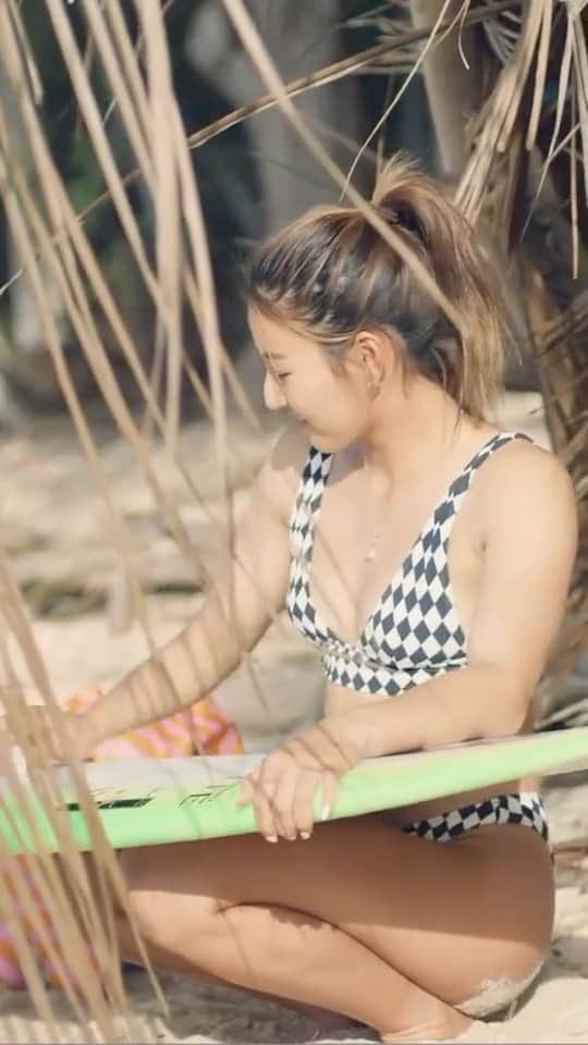 のインスタグラム：「Warm water soon 🫠👙🌴 📹　@pedrogomesphotography   #surf #surfer #surfergirl #beach #hawaii #waves  @billabongwomensjp @billabongwomens @hlna.jp @fcs_japan @whitebuffalo_official @alliepr_jp @yogiteajp #aerotech #yusurfboards」