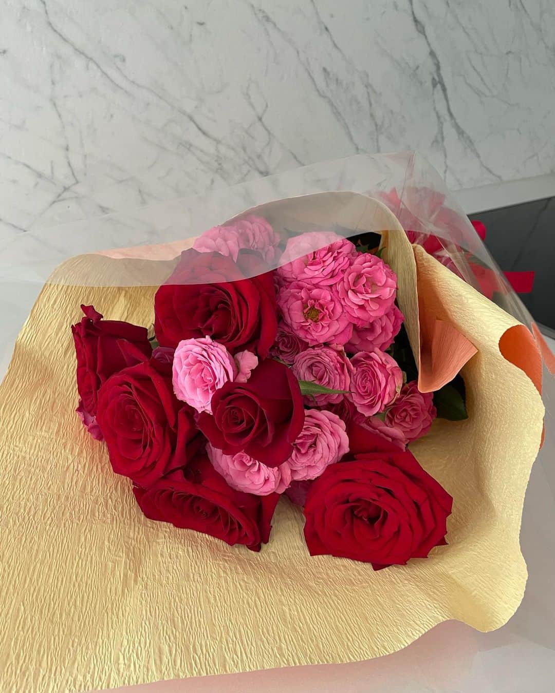 のインスタグラム：「Happy Mother's Day!  涙が出ちゃうほどの手紙を、子供たちからもらい、改めてこの子たちの母になるために、私は生まれてきたのかなぁなんて考えていました。  ありがとうしか言えない1日です♫  #母の日 #mothersday  #ありがとう😊」