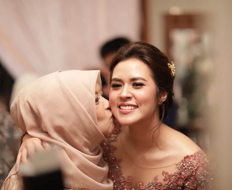 のインスタグラム：「Gara2 social media, kita jadi punya 2x mother’s day (hari ini dan 22 Desember). Sebagian orang, termasuk aku pasti bingung mau postingnya yg internasional atau yg nasional. Tapi aku baru sadar, jangankan 2x setahun;  365x setahun pun rasanya pantas merayakan hari Ibu karena toh kami menjalani peran itu 24/7 tanpa hari libur.. Jadiii selamat Hari Ibu/International Mothers Day to my mom, myself, and all the wonderful strong mothers out there. It’s not always easy, yet we always be able to do it a day at a time. Much love!!」