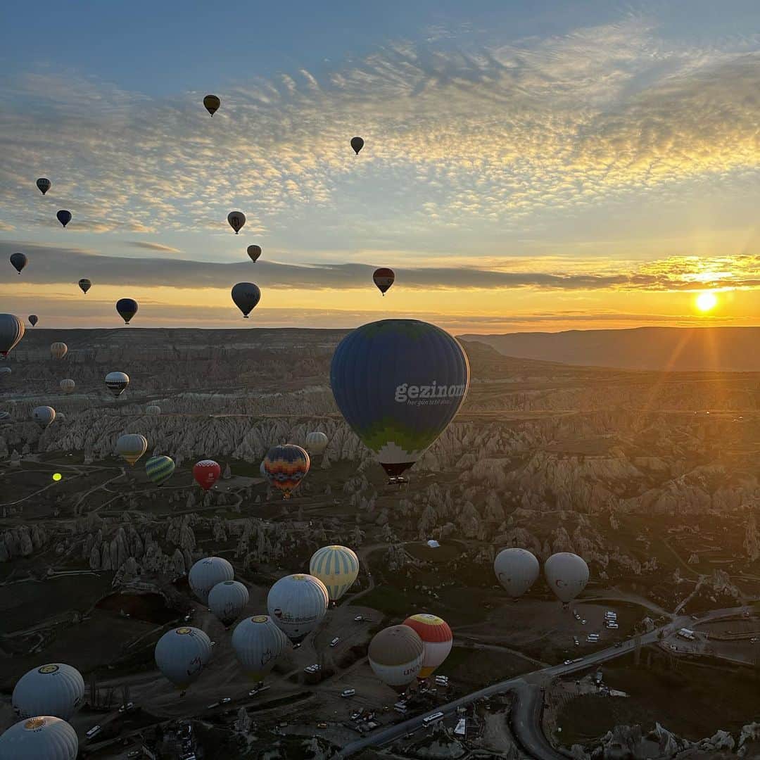 友永真也さんのインスタグラム写真 - (友永真也Instagram)「カッパドキアの気球🎈  人生でいつかは行ってみたいと思っていた場所の一つでした！  実際に行くと想像以上に景色が綺麗で、一気に100以上の気球が上がり朝日に照らされて感動します⭐️  おめぐさん泣いてました😭  気球を降りてからもワンコがお出迎えしてくれます✌️ いつ降りてくるのか楽しみに待っていてくれて可愛いですね😍🐶  他にも可愛いわんこの動画があるので是非ご覧下さい🐕  @goturkiye @gocappadocia #GoTürkiye #GoCappadocia #LandofFairyTales #CappadociaFairyChimneys」5月14日 20時05分 - tomonaga_shinya
