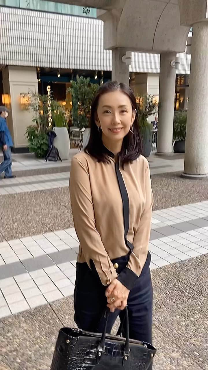 田村翔子のインスタグラム：「アークヒルズのこの広場は、娘がが小さかった頃よく来ていました😊 あの子がいつも元気でぐるぐる走り回っていたのを思い出します✨  #アークヒルズ#お仕事コーデ#打ち合わせ#ライフスタイル#lifestyle#田村翔子」