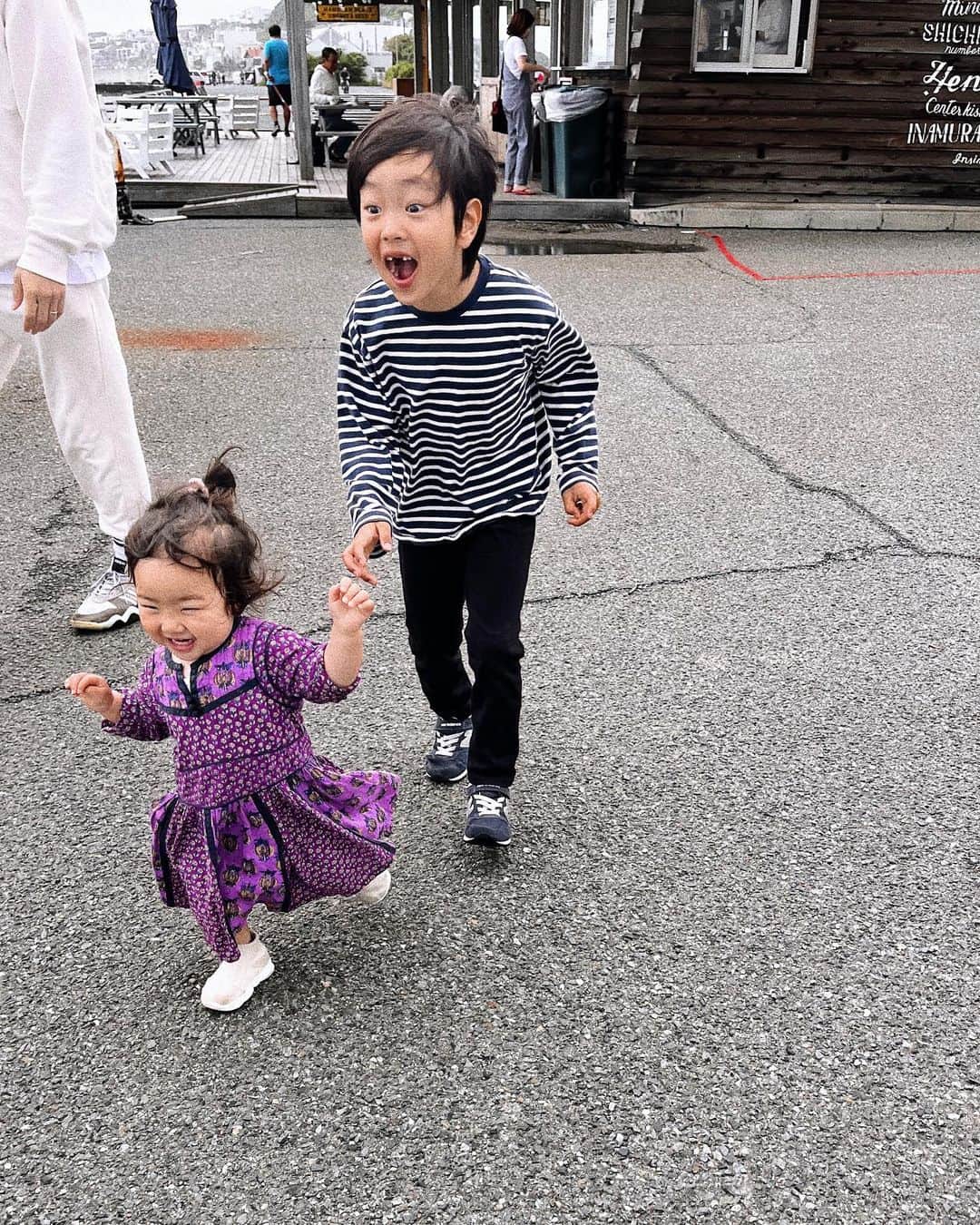 宇藤えみのインスタグラム：「朝からこそこそと忙しそうで(バレバレ🤣) サプラ〜イズってプレゼントしてくれた可愛い絵。 二人の母さんにしてくれてありがとう♡ そしてお母さんいつもありがとう💐 久しぶりに家族揃って朝からお出かけしたので みんなはもう夢の中。  #暮らし#母の日」