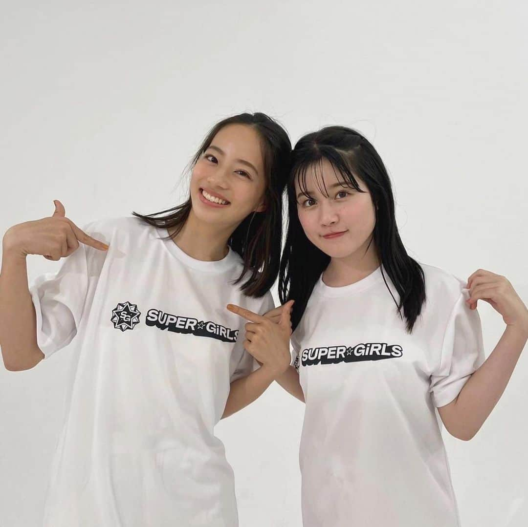 池端杏慈さんのインスタグラム写真 - (池端杏慈Instagram)「︎︎  かーちゃんのスパガTシャツ🤍 みんなもお揃いにしよ😉  かほ大好き💘  #かほあん #河村果歩#カホ #SUPERGIRLS#スパガ #ニコラ#nicola#ニコモ #池端杏慈#アンジ」5月14日 20時08分 - lespros_anji