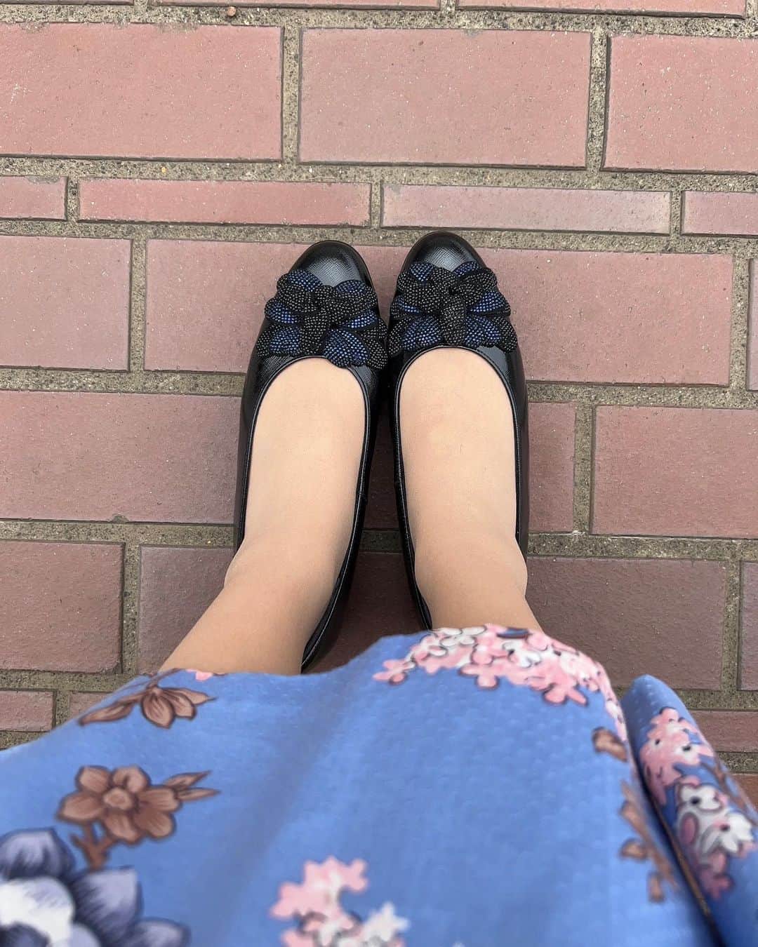 野本愛さんのインスタグラム写真 - (野本愛Instagram)「休日コーデ💕💕 最近は @hillsavenue_official のパンプスが 履きやすくてお気に入りだよ🥰✨✨  この靴は足の幅が広いから、 仕事で長距離移動したりもするけど 全然足が疲れないし、痛くならないの✨  私はキラキラ大好きだから キラキラなデザイン💎✨✨  合わない靴だと足が疲れるだけでなく、 変な歩き方になって 全身のバランスが悪くなって 歪みの原因にもなるから これからも靴選び大切にしたいなー🥰✨✨  #hillsavenue  #ヒルズアヴェニュー #レディースファッション #レディースシューズ　 #パンプス #30代コーデ #30代ファッション」5月14日 20時08分 - himemode