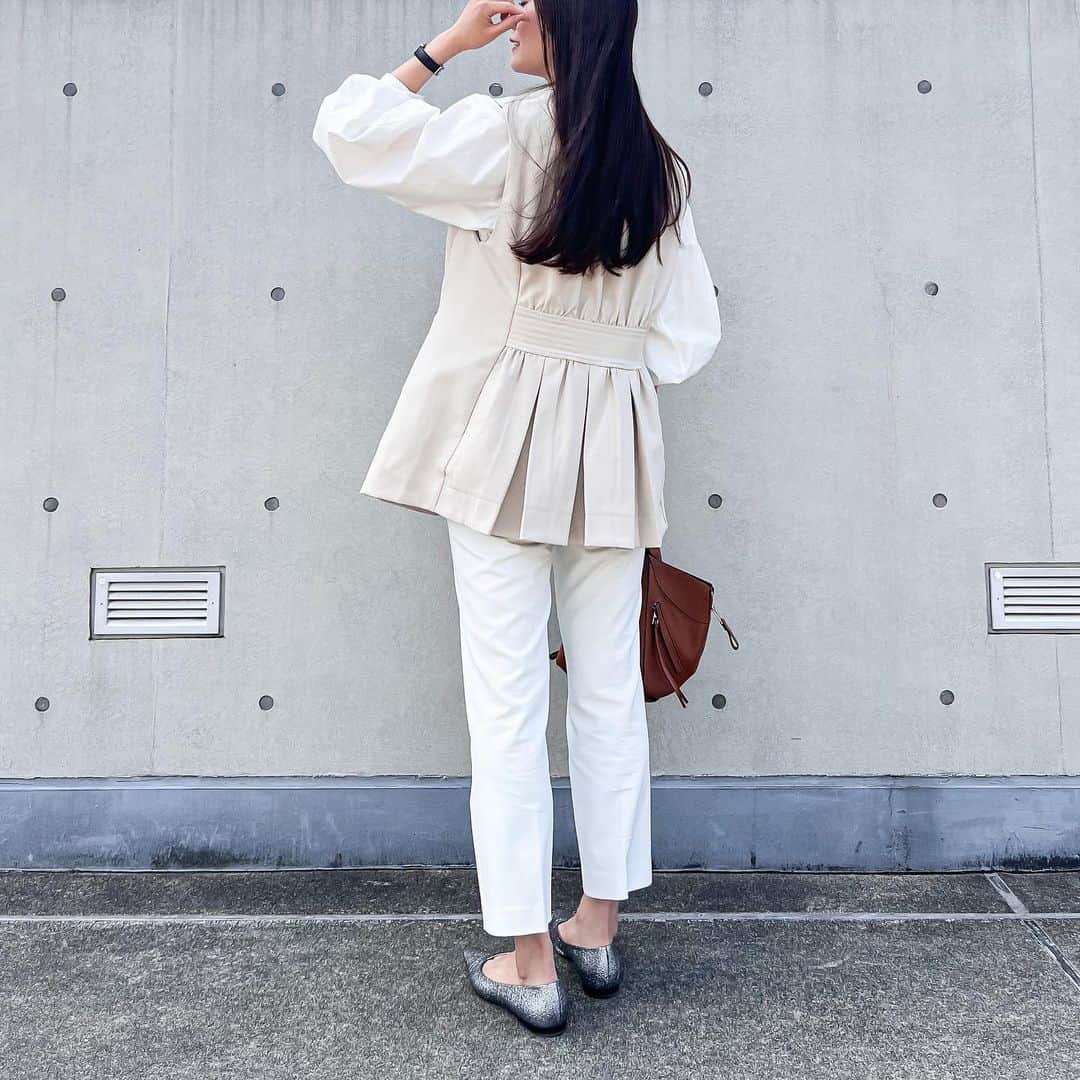 n.etsuuのインスタグラム：「2023.5.14  ちょっと前のコーデ。  お買い物マラソンで購入した @meri.onlinestore  バックペプラムジレが可愛いんだわーん♡  blouse▸#evernavy pants▸#UNIQLO pumps▸#PELLICO bag▸#loewe  #niqlojapan#ユニクロ #ユニクロコーデ#カジュアルコーデ#アラフォーファッション#大人カジュアル#綺麗めカジュアル#高身長コーデ#プチプラコーデ#シンプルコーデ#着回しコーデ#30代ファッション#ママコーデ #evernavy#エバーネイビー」