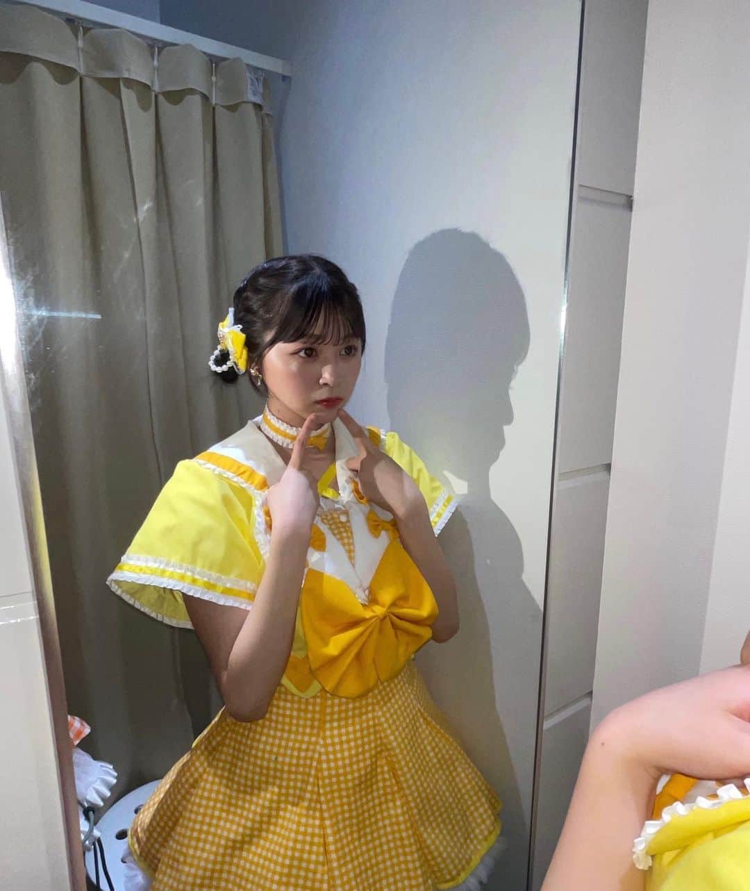 山本杏のインスタグラム：「・  鏡よ鏡よ鏡さん、世界で一番美しいのは誰？  もちろん、、、？😉  #アイドル #ぷれっぢ #ライブ #アイドル衣装」