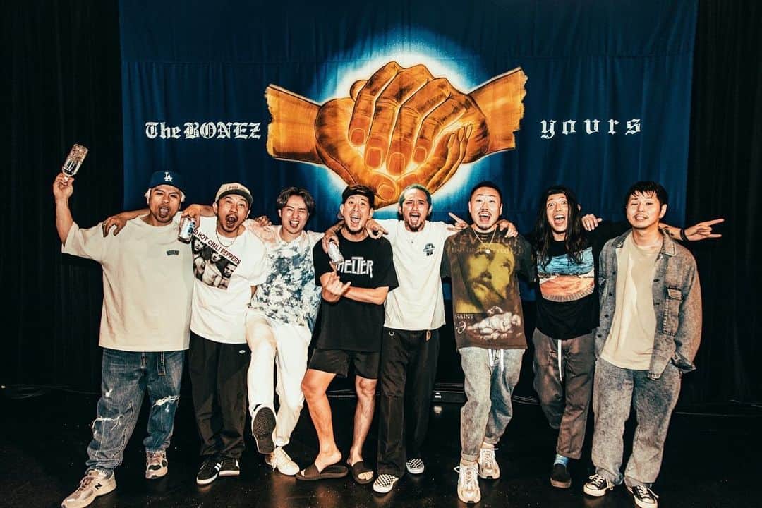 UTAのインスタグラム：「. . . . .  The BONEZツアーに誘ってくれてありがとうございます👍しかも対バン初日✌️恵比寿LIQUIDROOM まじ最高でした！ そして10周年おめでとうございます！  大好きな先輩たちのツアーに出れてめっちゃ上がりました🔥  来てくれたみんなも本当ありがとう✌️声めちゃくちゃ届いてます！！ 最高だよ💪  @kj_kenji_furuya さんと筋肉トークできて嬉しかった🥺  次はキタカゼ！！ がっつしいこーぜ！！  📸 by @nekoze_photo   #noisemaker #thebonez」