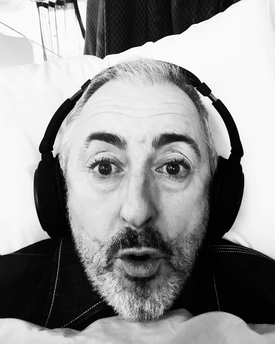 アラン・カミングのインスタグラム：「If you are seeing this, it means I have posted a picture from the skies above the Atlantic Ocean!! What the actual?! update: it worked! I am seeing it too! #cannotcompute」