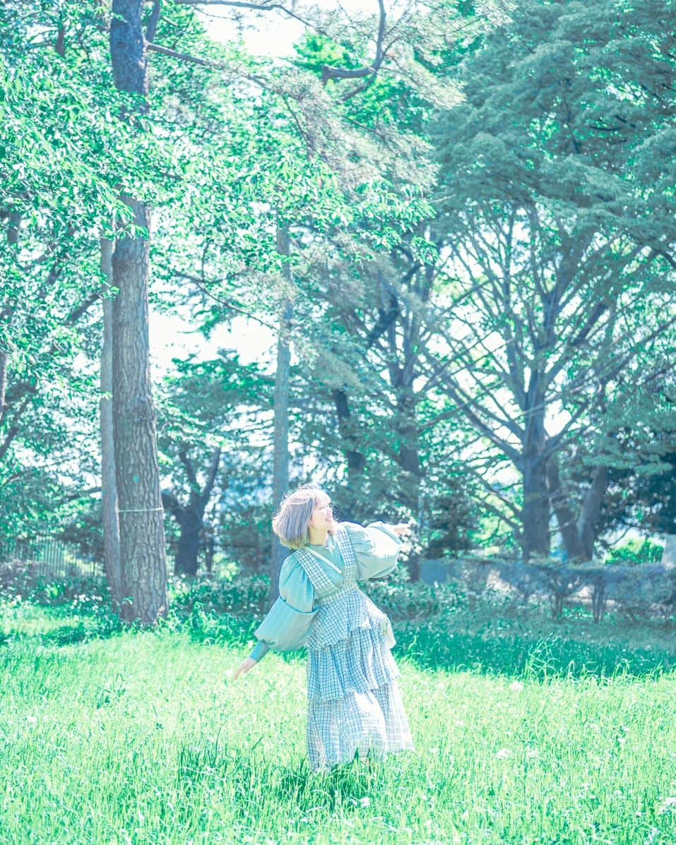 桜羽萌子さんのインスタグラム写真 - (桜羽萌子Instagram)「本日大好きな大好きなidem が３歳になりました。 こどもを支援するお仕事の時もお芝居のお仕事の時もプライベートの時もどんな時でもidem のお洋服が寄り添ってくれる3年間でした。 楽しみな予定の時はあのお洋服着ようって更にわくわくするし、明日はお天気悪いな、疲れが溜まってるなという時も「でも明日このidemを着たらがんばれそう、キミに決めた!」って　持ちポケモンであるかのように笑　いつも力を貸してくれていました。 勿論現在進行形で。 自身の気持ちのごきげんだけでなく、idemのおかげで繋がった人間関係も直接私に言葉で表現してくれた人たち以外にも確実に多くいると思います。  ありがとうだけじゃ足りないくらいのありがとうをどう現したら良いのか。  これからもりんこちゃん始めとするidemチームに着いていきたいのでidem周りの皆さんも今後ともよろしくお願いいたします🐧🌸 #idem_idea」5月14日 20時15分 - tktkpengin