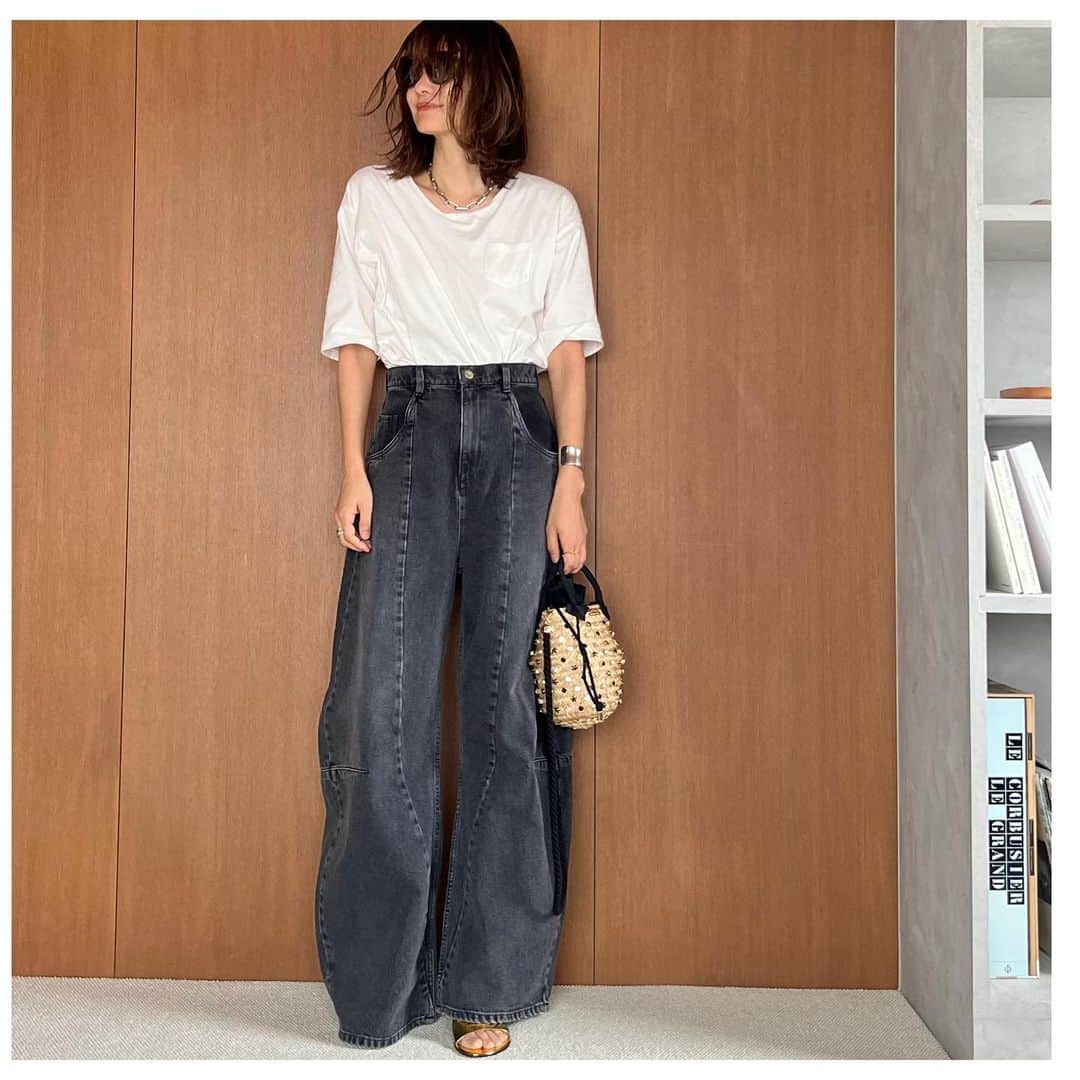井関かおりのインスタグラム：「tシャツにデニムの究極シンプルな日。 コクーンっぽいシルエットの バレルデニムは履くだけで今っぽい😍 この春夏の撮影でおそらく1番使ったバッグ！！あまりにも使えるから個人でもオーダー♡ ギラギラのゴールドのサンダルも歩きやすくて◎ . . tops: #hyke denim: #frayid  bag: #lenine shoes: #bottegaveneta   #着回し #デニム #バレルデニム #コクーンデニム」