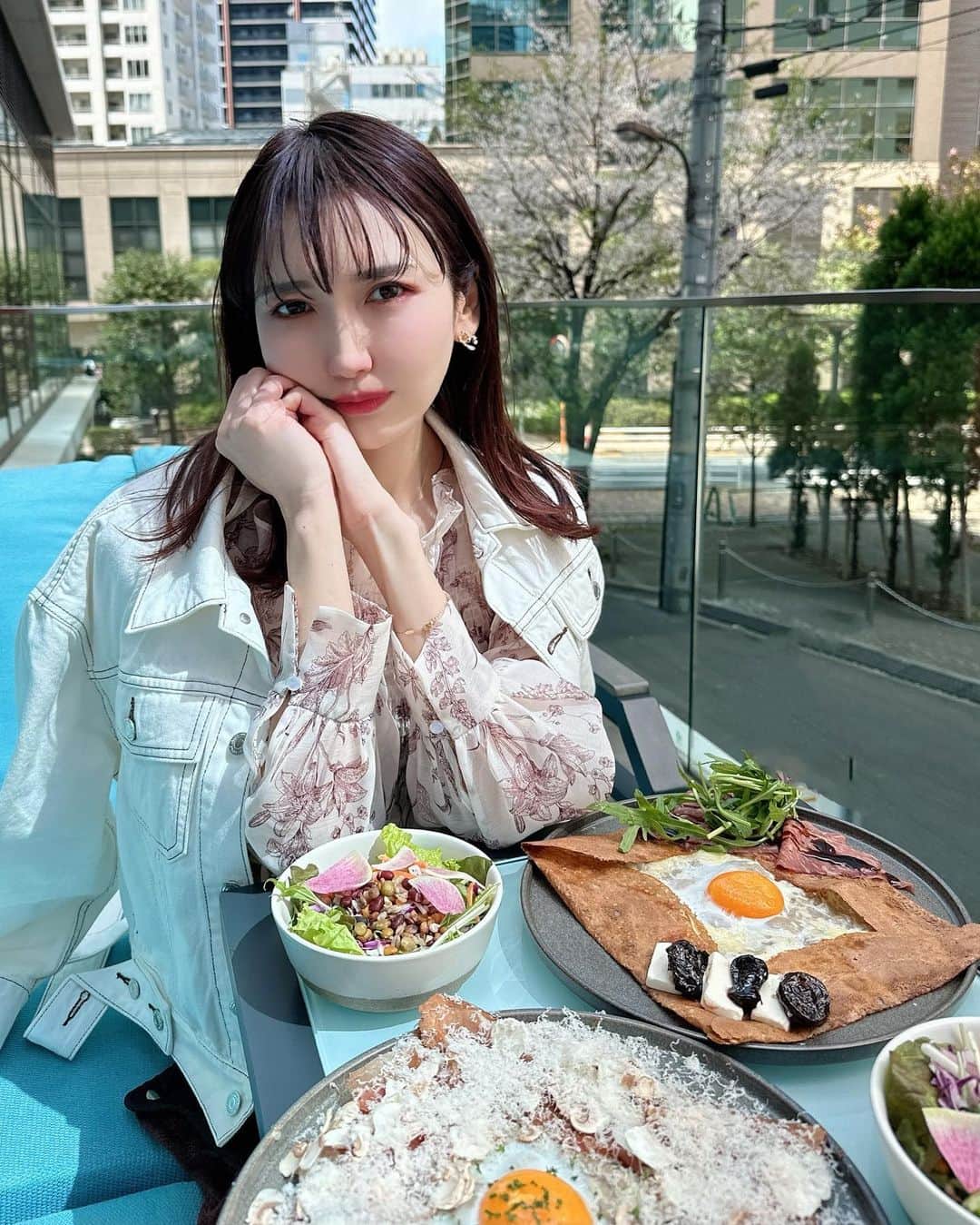 momoさんのインスタグラム写真 - (momoInstagram)「. このお店めちゃくちゃ良かったの🥹🫶🏻また行きたい！  . #ハース新宿#hearth#新宿カフェ#新宿ランチ#ガレット#テラス席#テラスカフェ#cocodeal#snidel#新宿」5月14日 20時16分 - momomonyan