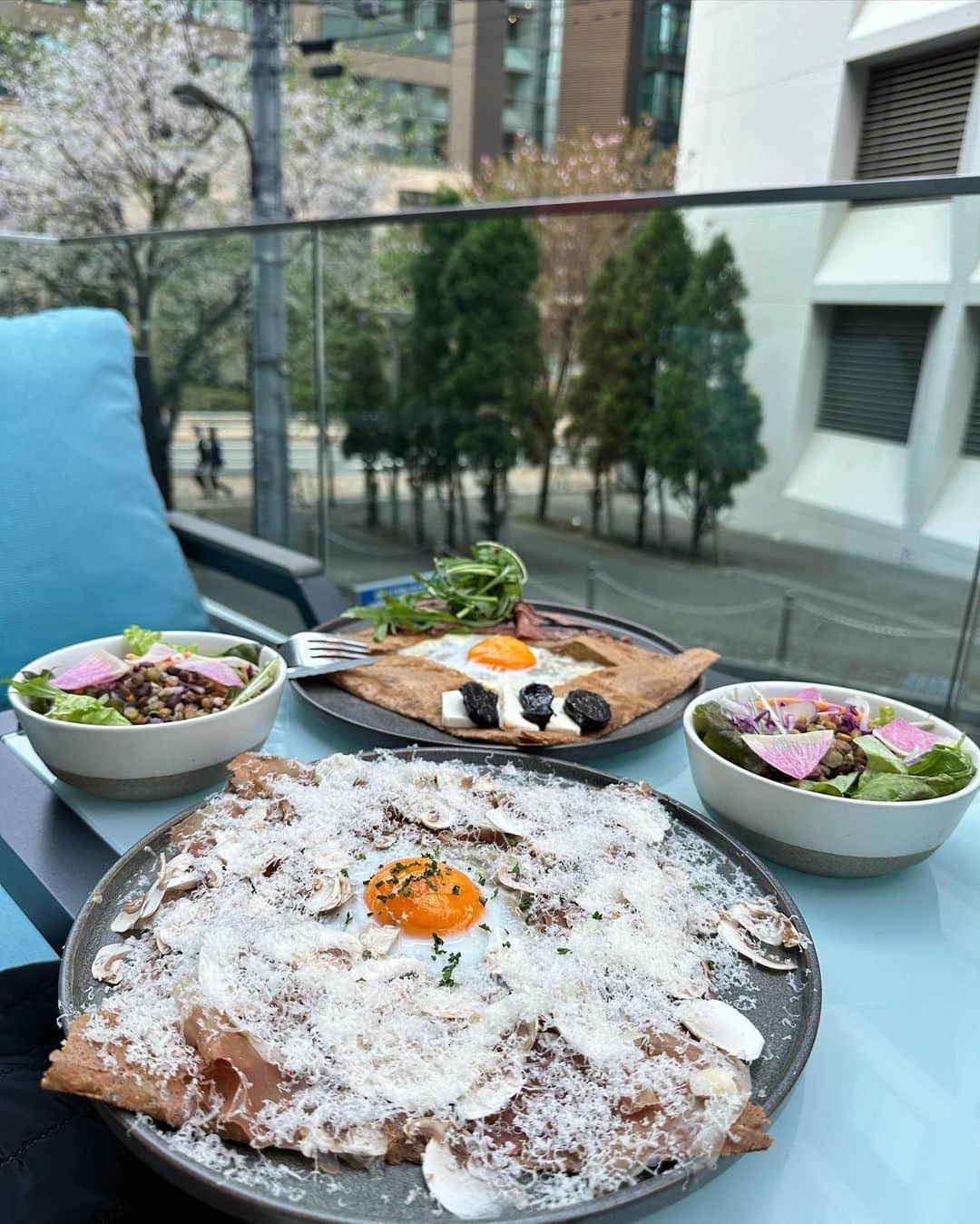 momoさんのインスタグラム写真 - (momoInstagram)「. このお店めちゃくちゃ良かったの🥹🫶🏻また行きたい！  . #ハース新宿#hearth#新宿カフェ#新宿ランチ#ガレット#テラス席#テラスカフェ#cocodeal#snidel#新宿」5月14日 20時16分 - momomonyan