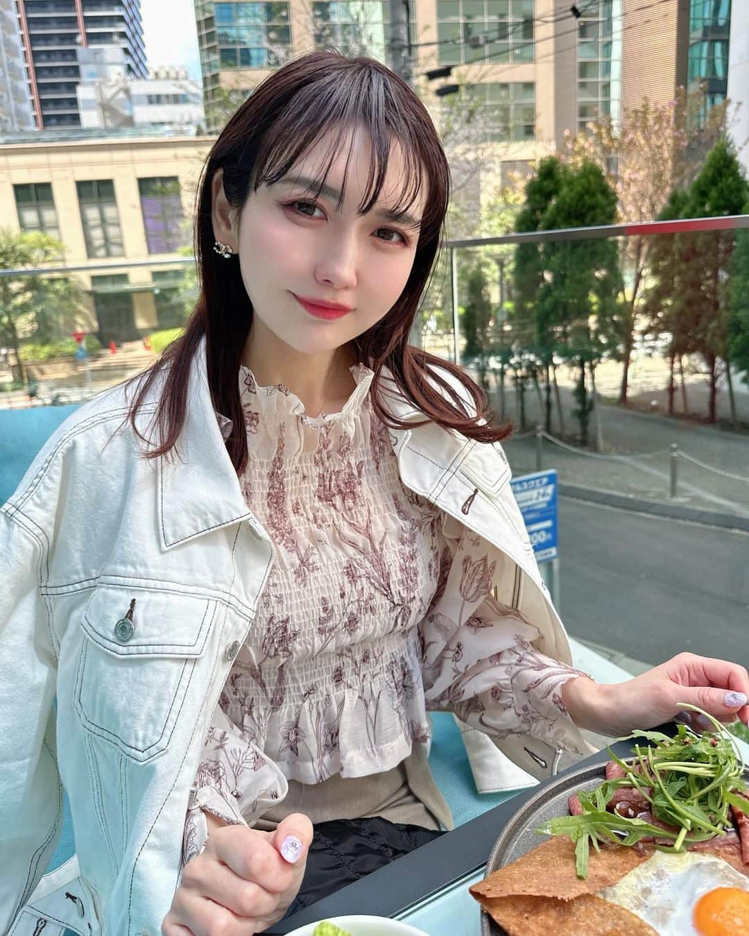 momoさんのインスタグラム写真 - (momoInstagram)「. このお店めちゃくちゃ良かったの🥹🫶🏻また行きたい！  . #ハース新宿#hearth#新宿カフェ#新宿ランチ#ガレット#テラス席#テラスカフェ#cocodeal#snidel#新宿」5月14日 20時16分 - momomonyan