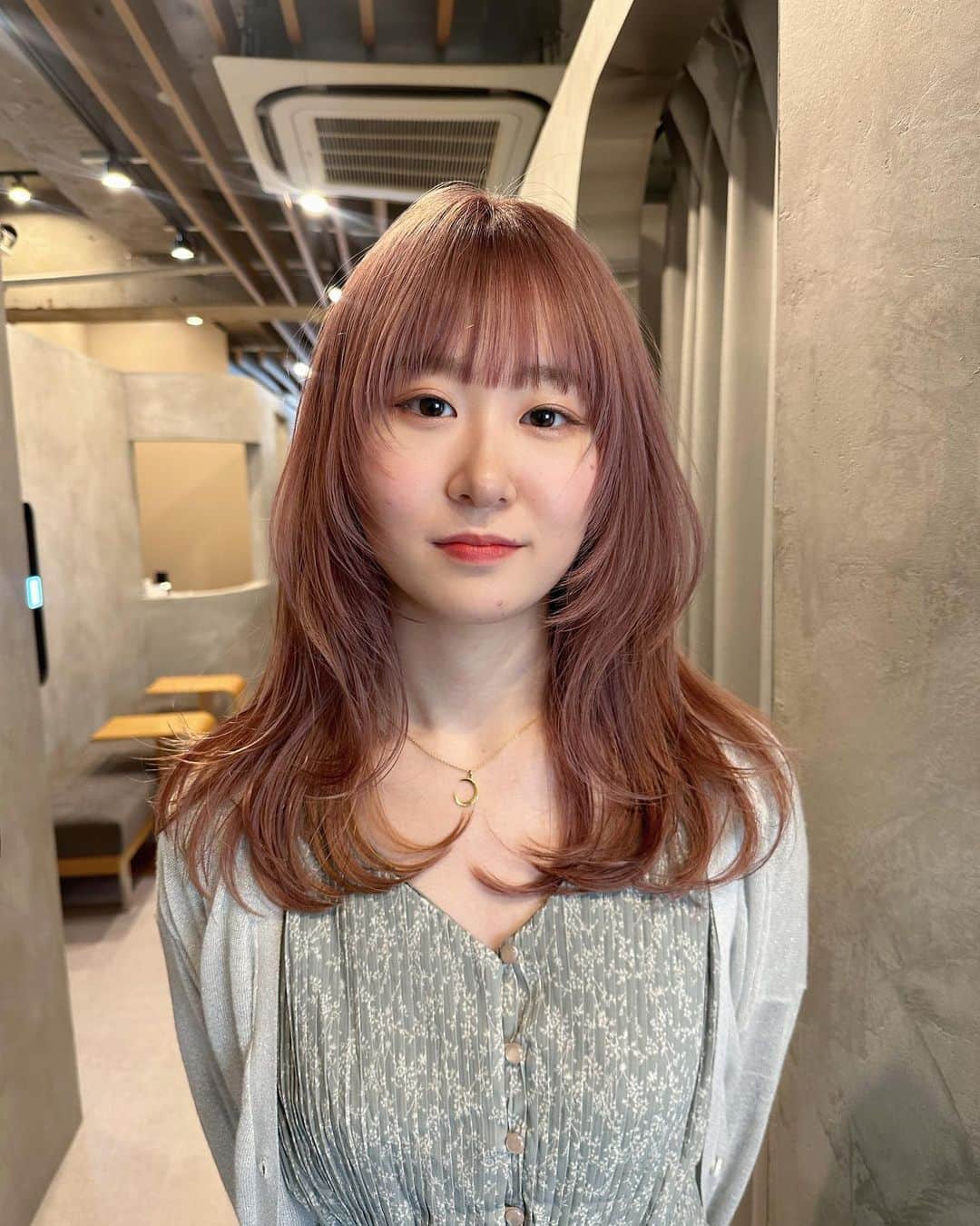 natsuoさんのインスタグラム写真 - (natsuoInstagram)「pink milktea  色落ちはベージュっぽくなっていきます◎  レイヤーを入れてこなれ感をプラス✨  #なつお産 #ブリーチカラー #レイヤーカット #curin #curin_hair」5月14日 20時16分 - akimotonatsuo