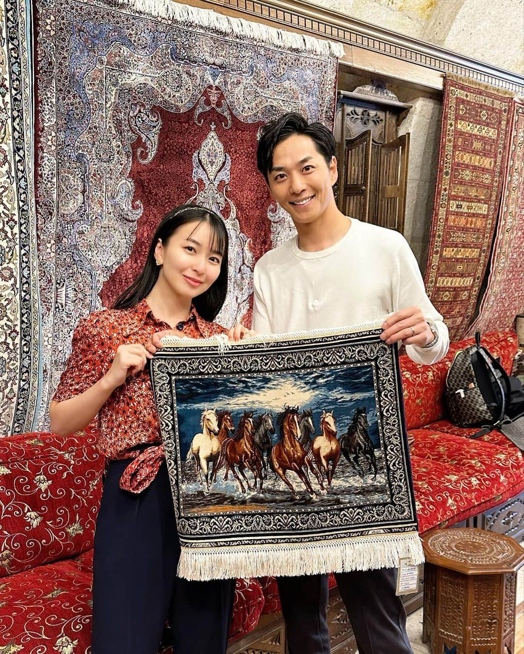 岩間恵のインスタグラム：「カッパドキアの思い出🇹🇷  気球に乗ったり絶景をたくさん見たり 貴重な体験がたくさんできて大満足でした🎈  トルコ絨毯がどうしても欲しかった真也が購入した この馬模様の絨毯、とっても高くてびっくりした... オールハンドメイドでシルク100%で出来ているから、 貴重かつ高価みたい。記念ということで🐎😮‍💨  @mame_trip でもそろそろ たくさん更新しようと思ってます🌏✈️  @goturkiye @gocappadocia @goturkiye_jp  #GoTürkiye #GoCappadocia #LandofFairyTales #CappadociaFairyChimneys」