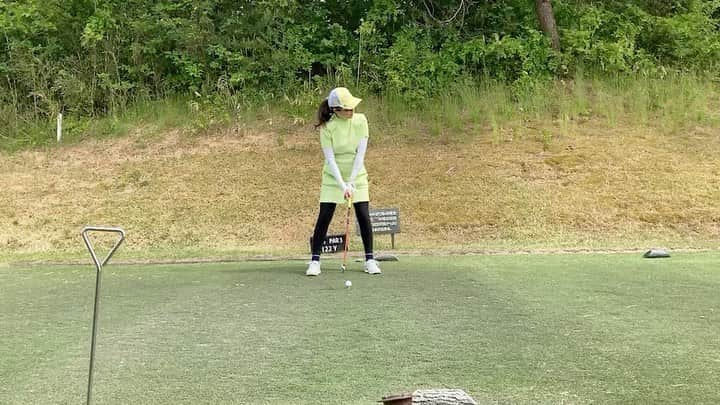 佐藤のぞみのインスタグラム：「ラウンドレッスンありがとうございました😊⛳️ お腹が出てきて最近はこのニットセットアップのウェアの色違いとのローテーションばかり😂 ニットの伸びる素材に助けられてます✨ けどサラッとして暑くない生地なの👕❣️ @filagolf_jp   #ゴルフ #ラウンドレッスン #宮城ゴルフ #ゴルフコーデ #マタニティコーデ  #ママゴルファー #golf#golfswing #golflife #⛳️#🏌️‍♀️#🤰」