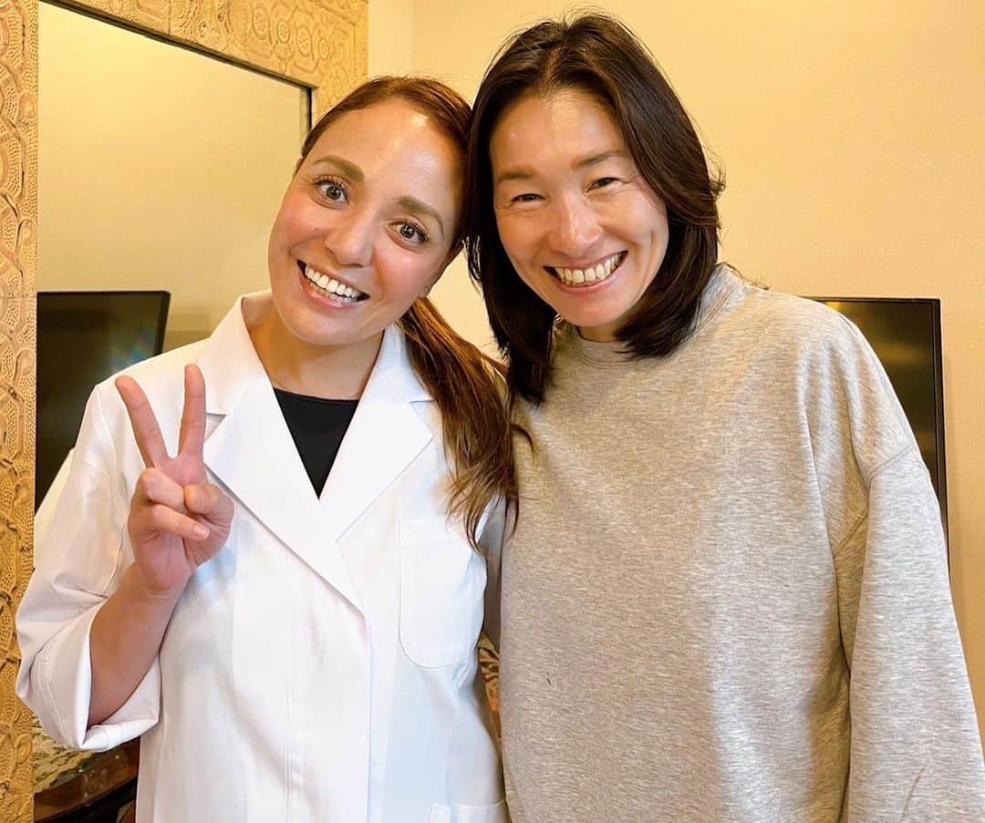 伊達公子さんのインスタグラム写真 - (伊達公子Instagram)「人参ジュース断食 5日目  ヒポクラティックサナトリウムの石原先生と娘さんの新菜さん。 断食に通い出したのは1度目は2014年10月セカンドキャリアの時で、2019年3月が2度目。 それから年に2度通うようにしています。 新菜さんとは東京でのお食事でお会いしたけどサナトリウムでは初めて会えました！  #伊達公子 #kimikodate  #テニス  #テニスプレイヤー #tennis  #tennisplayer #2023年5月14日 #ヒポクラティックサナトリウム #人参ジュース断食 #デトックス #detox #断食5日目 #石原結實先生  #石原新菜」5月14日 20時19分 - kimiko.date