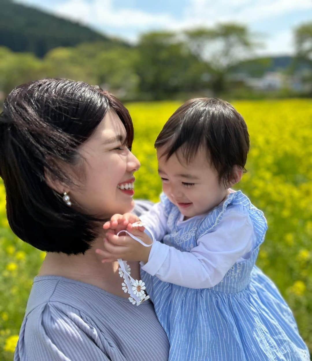 亜実さんのインスタグラム写真 - (亜実Instagram)「💓👶💓👶💓👶 . 🇯🇵ご報告です😌この度待望の第二子を授かりました💫可愛い可愛い琴ちゃんが私たちの元に来てくれてから早1年…こんなにも早く、2人目の天使が来てくれたこと、本当に本当に嬉しいです🥰出産は今年の秋ごろを予定しています🍁4月から琴ちゃんは保育園入園、私は仕事復帰。日々重くなる身体と新生活と家事育児と…本当に目まぐるしい毎日を過ごしていますが、毎日とても充実しています❤️自分の身体と琴ちゃんの幸せを最優先に、家族一丸となって頑張るぞ💪✨引き続き見守っていてくださると嬉しいです💕 🇹🇼要跟大家分享一件好事😌我懷孕了第二胎了💫生了超級無敵可愛的我們寶貝琴醬已經1年多了⋯真的很高興這麼快又有一個可愛天使來到我們這邊了🥰我們預計在今年秋天要生產🍁從4月起琴醬開始上托嬰中心，我開始復職了。一天比一天更重的自己身體與新生活，還有家事和育兒⋯雖然天天都過得非常忙碌，但每天都覺得很充實快樂❤️我會最重視自己的身體和琴醬的幸福，然後全家一起來努力適應新生活吧💪✨希望大家會繼續多多支持我們家庭，謝謝大家💕 . #妊娠報告 #妊娠生活 #懷孕 #孕婦 #妊娠記録 #妊娠 #懷孕日記 #welcomebaby #年子 #年子育児 #年子ママ  . 🇯🇵第二子(da i ni shi) 🇹🇼第二胎(ㄉㄧˋㄦˋㄊㄞ)(di4 er4 tai1)」5月14日 20時21分 - amimi_taiwan