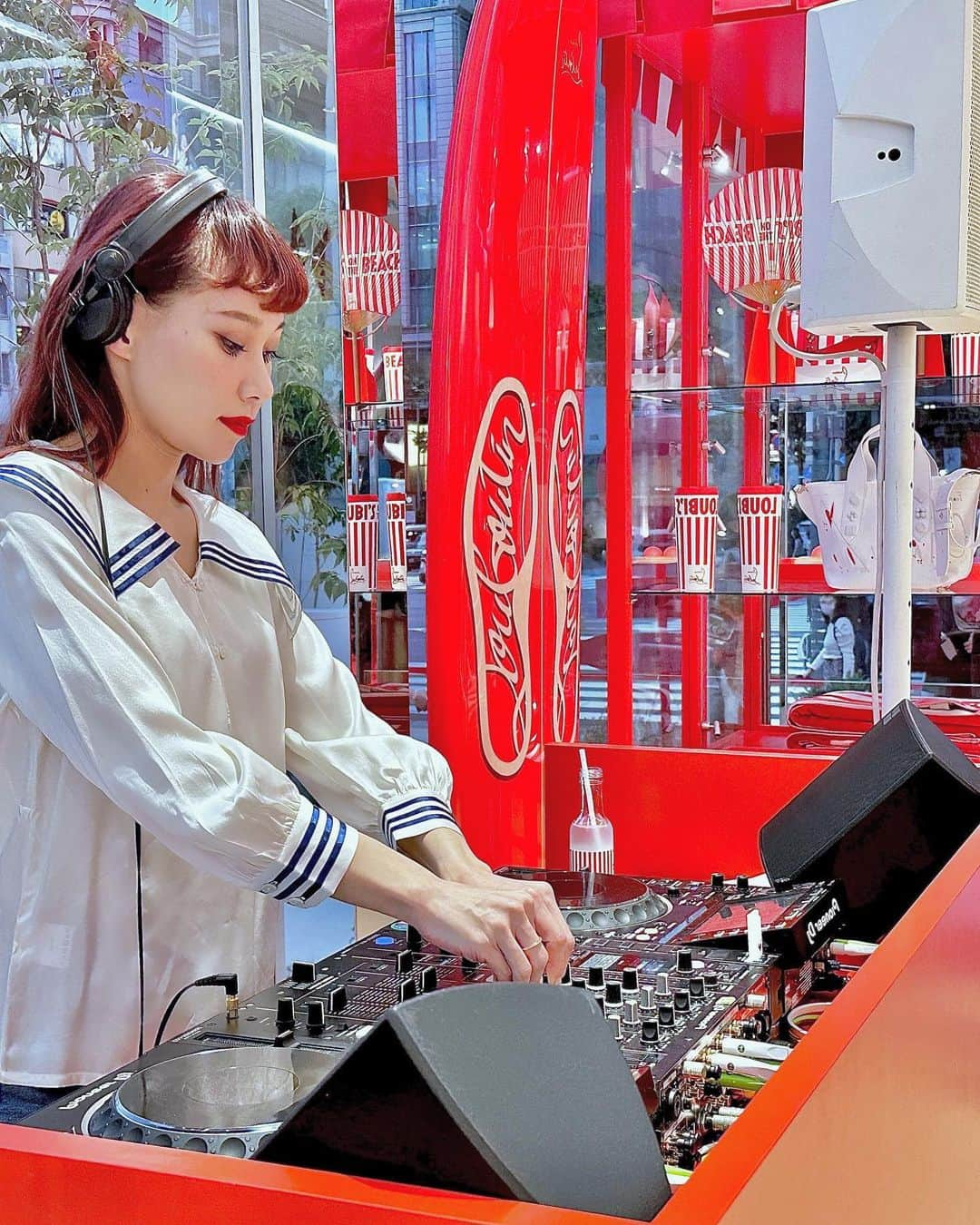 マドモアゼル・ユリアのインスタグラム：「DJ FOR “Loubi’s On The Beach” POP-UP @louboutinworld 🏖 表参道の交差点に5/27日まで限定で出現中のビーチをテーマにしたルブタンさんのお店"ルビズ オン ザ ビーチ 表参道"でDJをさせて頂きました🏖🍹 私も今お店に並んでるシューズで参加🫶🏻 外のスペースにはキッチンカーがあったり、一足早く夏を感じられる素敵なスペースです🌻⛵️ #louboutin #christianlouboutin # ルブタン」