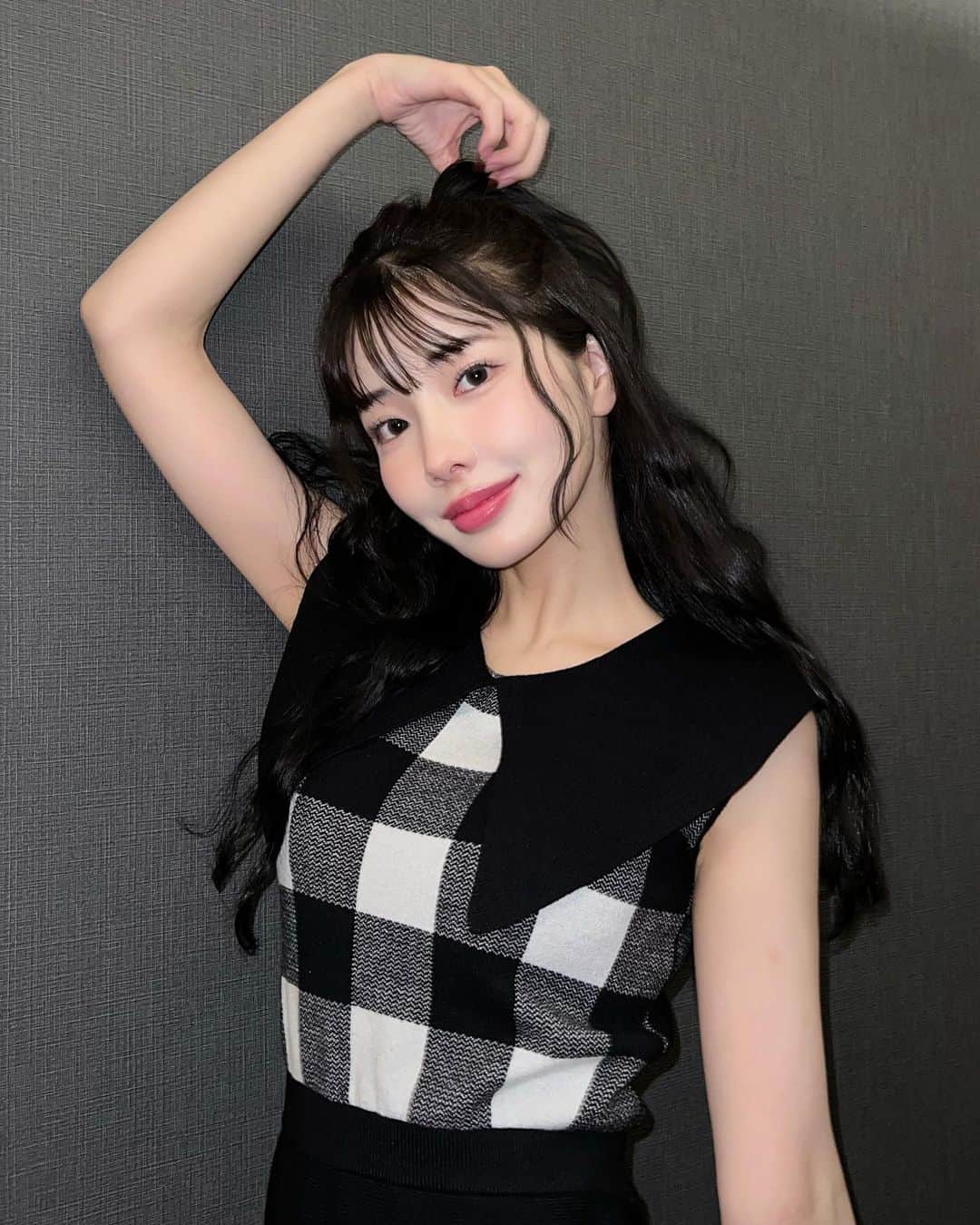 えみ姉のインスタグラム：「ㅤ お嬢ぽい系統もだいすきよ🐈‍⬛♡ ㅤ 新しい小さいお財布探してたら 大好きなCHANELで lilacのカラーがあって運命感じて即迎えた💜 ㅤ 超えみこって感じの色やろ、たまらんです。大事にする ㅤ CHANELは知れば知るほど好きなブランドになる。 ㅤ ㅤ 最後のは 家に帰って3分後のわい、これが通常モードだ。 ㅤ ㅤ」