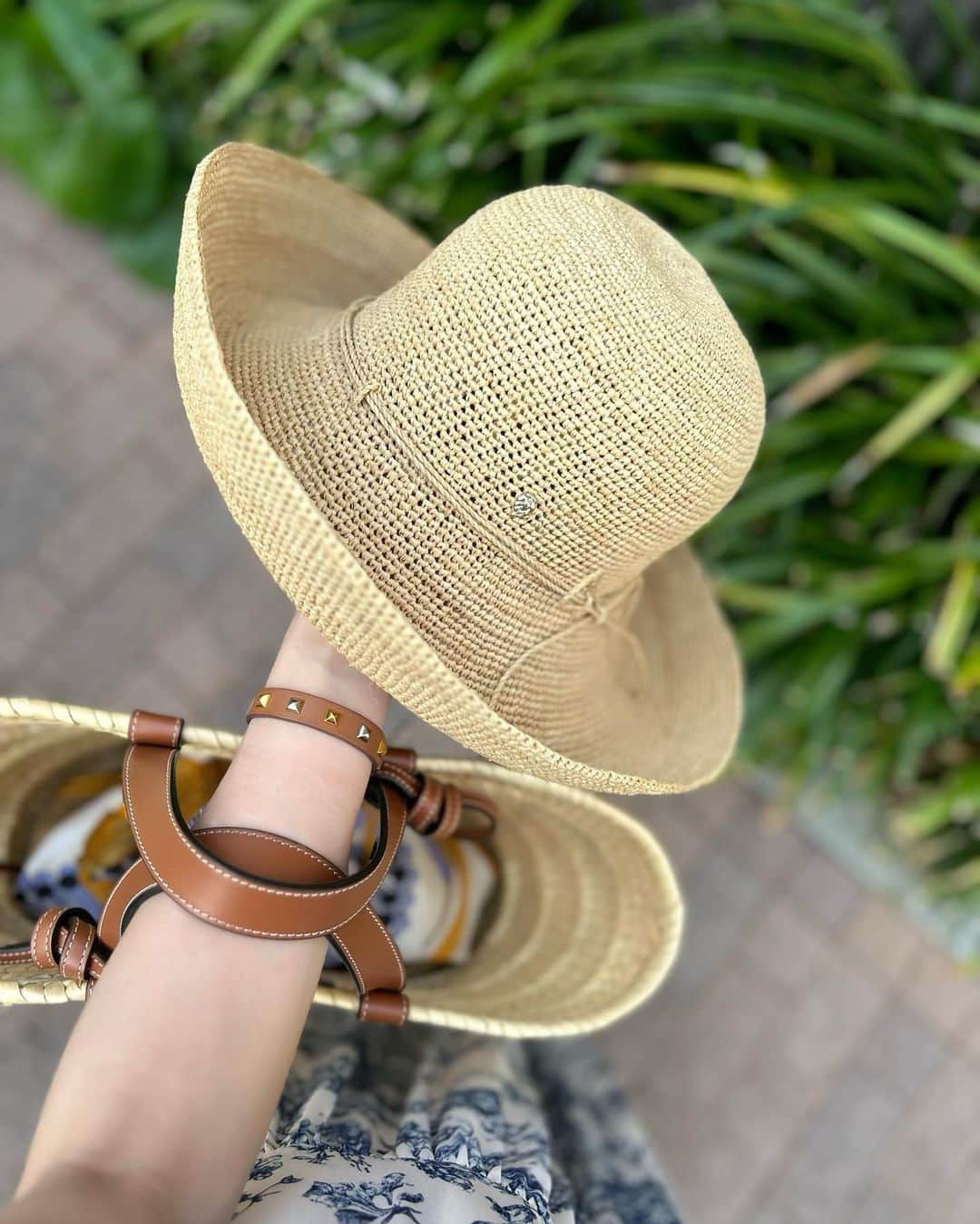 冨張愛さんのインスタグラム写真 - (冨張愛Instagram)「夏日だった日に👒 毎年集めている @helen_kaminski の帽子 今年はずっと欲しかった定番の形Provence12⛱を ゲットいたしました。 折り畳みができるのでバッグにもすっぽり入って 型崩れせず持ち運べるのが本当に嬉しい。 つばが広く、つばの形も色々変えられて楽しく とってもお気に入りです。 今年の夏の旅行にも絶対持って行こう🌴☀️ 他にも沢山可愛いデザインが出ていたので POPUPにも行ってみよう😚✌️  【 HELEN KAMINSKI POPUP 情報】 ✔︎伊勢丹新宿店　5/9〜5/16 ✔︎銀座三越　　　5/17〜5/23 ✔︎東急百貨店 吉祥寺店　5/11〜24 * #helenkaminski #instagood #coordinate #ootd #outfit #fashion #instafashion #meg_ootd #pr #코디네이트 #패션 #카메라 #コーディネート #コーデ #ファッション #今日のコーデ #今日の服 #157cmコーデ #ヘレンカミンスキー #ラフィアハット #ラフィア #夏小物」5月14日 20時24分 - megumitomihari