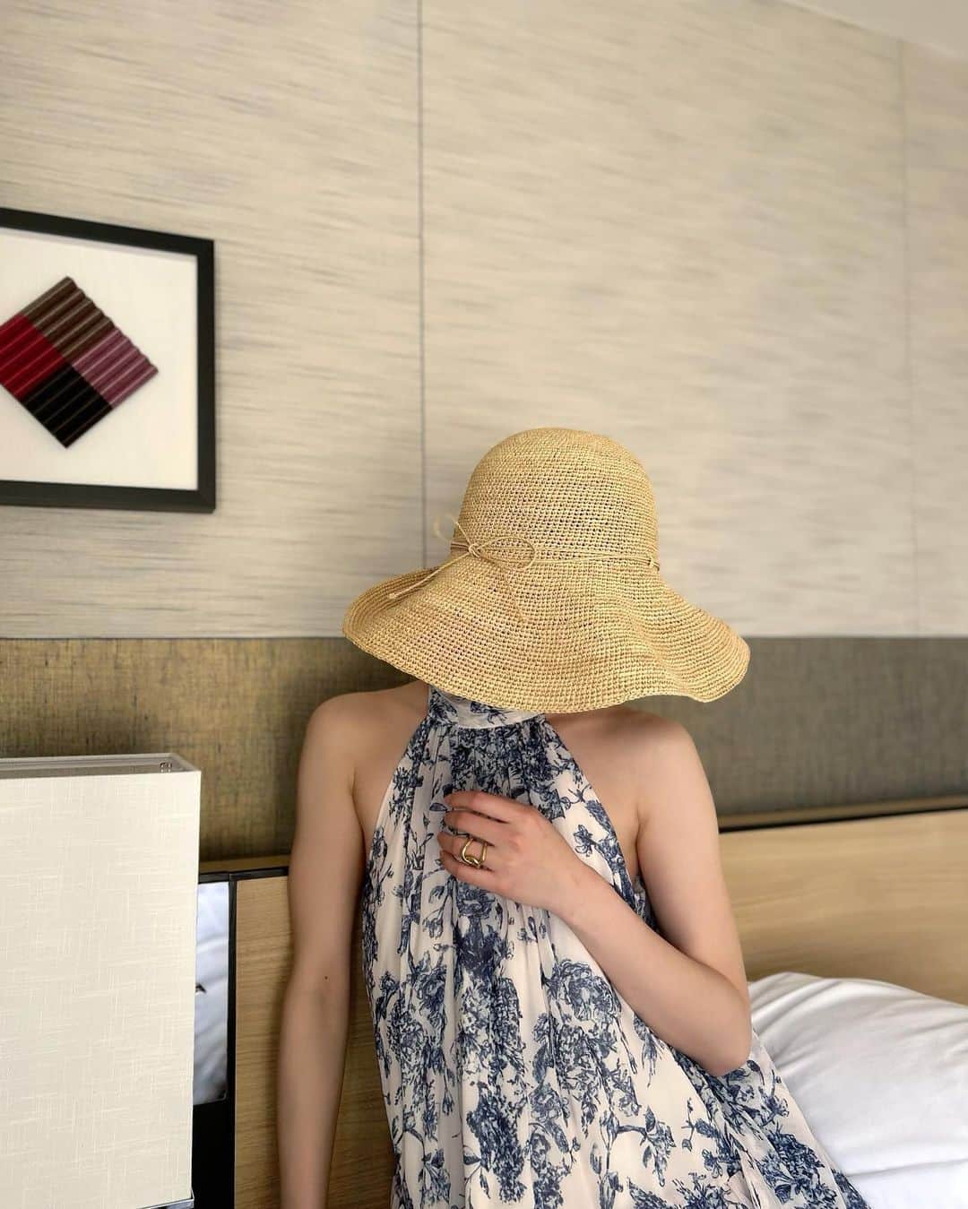 冨張愛さんのインスタグラム写真 - (冨張愛Instagram)「夏日だった日に👒 毎年集めている @helen_kaminski の帽子 今年はずっと欲しかった定番の形Provence12⛱を ゲットいたしました。 折り畳みができるのでバッグにもすっぽり入って 型崩れせず持ち運べるのが本当に嬉しい。 つばが広く、つばの形も色々変えられて楽しく とってもお気に入りです。 今年の夏の旅行にも絶対持って行こう🌴☀️ 他にも沢山可愛いデザインが出ていたので POPUPにも行ってみよう😚✌️  【 HELEN KAMINSKI POPUP 情報】 ✔︎伊勢丹新宿店　5/9〜5/16 ✔︎銀座三越　　　5/17〜5/23 ✔︎東急百貨店 吉祥寺店　5/11〜24 * #helenkaminski #instagood #coordinate #ootd #outfit #fashion #instafashion #meg_ootd #pr #코디네이트 #패션 #카메라 #コーディネート #コーデ #ファッション #今日のコーデ #今日の服 #157cmコーデ #ヘレンカミンスキー #ラフィアハット #ラフィア #夏小物」5月14日 20時24分 - megumitomihari