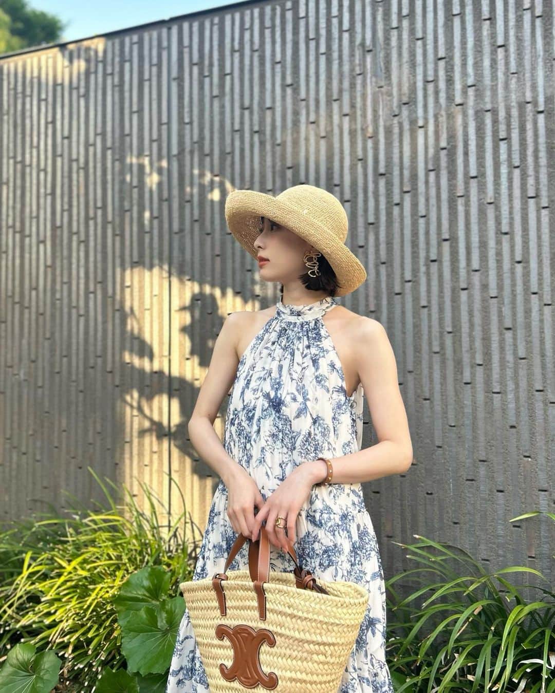 冨張愛のインスタグラム：「夏日だった日に👒 毎年集めている @helen_kaminski の帽子 今年はずっと欲しかった定番の形Provence12⛱を ゲットいたしました。 折り畳みができるのでバッグにもすっぽり入って 型崩れせず持ち運べるのが本当に嬉しい。 つばが広く、つばの形も色々変えられて楽しく とってもお気に入りです。 今年の夏の旅行にも絶対持って行こう🌴☀️ 他にも沢山可愛いデザインが出ていたので POPUPにも行ってみよう😚✌️  【 HELEN KAMINSKI POPUP 情報】 ✔︎伊勢丹新宿店　5/9〜5/16 ✔︎銀座三越　　　5/17〜5/23 ✔︎東急百貨店 吉祥寺店　5/11〜24 * #helenkaminski #instagood #coordinate #ootd #outfit #fashion #instafashion #meg_ootd #pr #코디네이트 #패션 #카메라 #コーディネート #コーデ #ファッション #今日のコーデ #今日の服 #157cmコーデ #ヘレンカミンスキー #ラフィアハット #ラフィア #夏小物」