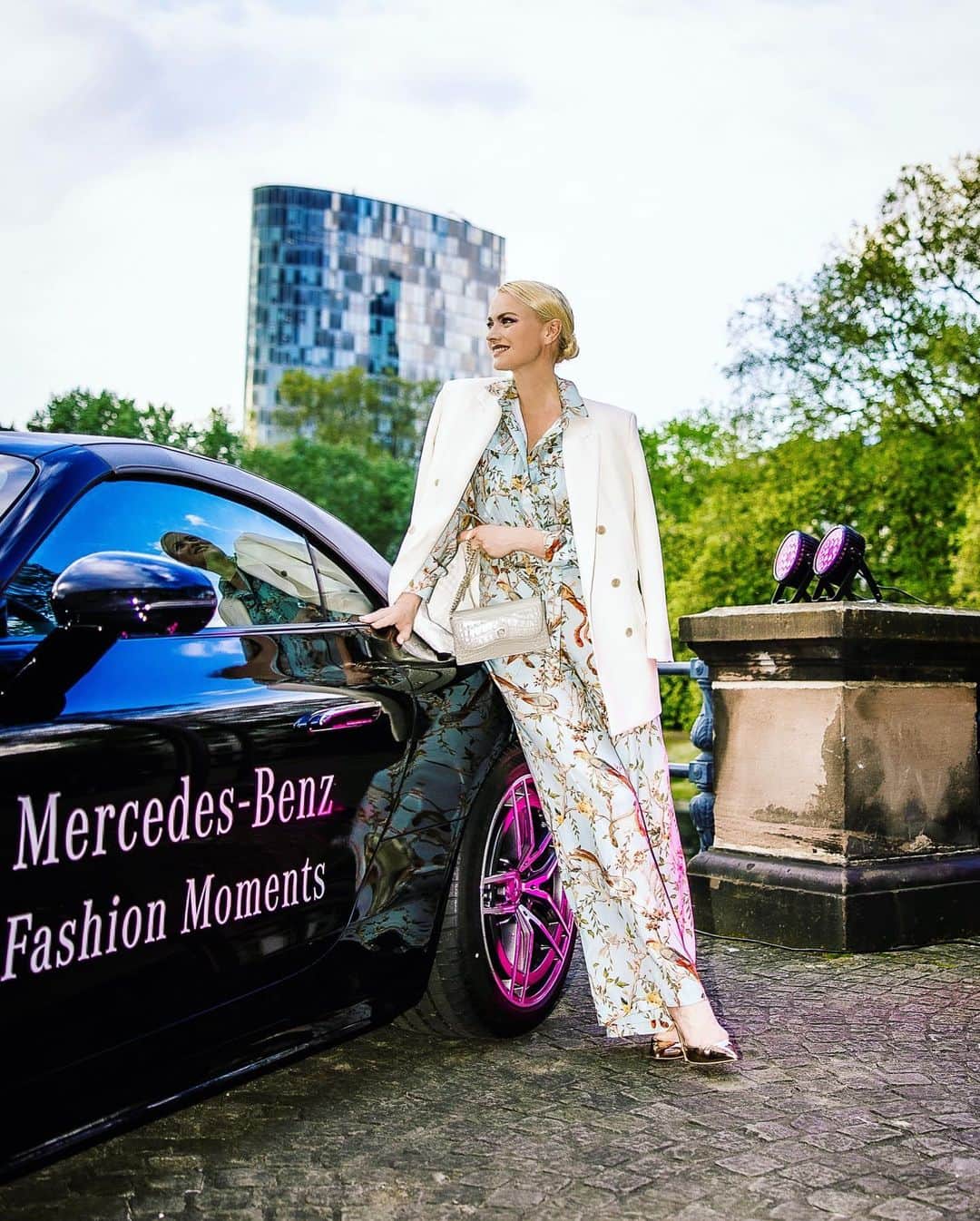 フランツィスカ・クヌッペのインスタグラム：「Thank you @mercedesbenz_de for a wonderful weekend with fashion , art, food and driving in Düsseldorf. ♥️😘✨ #mbfashionmoments @apropos_store @jennyholzerstudio @mercedesbenz @svr.pr  #fashion #fashionmoments  wearing @boscana_official @joop @aignermunich  #mbambassador  Photos: @maksrichterfotograf  #werbung」