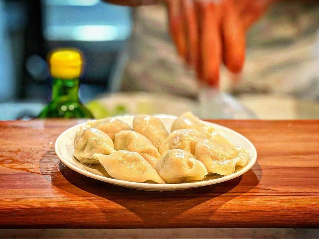 能美黎子さんのインスタグラム写真 - (能美黎子Instagram)「・ 予約が中々取れない餃子の名店🥟 “您好ニイハオ”  ミシュランビブグルマンで 8年連続掲載されている名店。 幡ヶ谷から徒歩3分ほど。  平日なのに、予約で満席。 大賑わいで、何組も当日いらっしゃった方が 満席のためお店に入れず引き返していました。  水、揚、焼（各9個）各1200円 全て注文。  棒棒鶏とクラゲも注文。  もっと食べられるかと思ったけど、 餃子が思ったよりボリューミーで2人でお腹いっぱい。  揚げと焼きが特に好み。  皮の焼き目がカリっとしてて 中がもっちり。 病みつきになる美味しさ。  これを書きながらも 涎が出てくるほど美味しくて またすぐにでも食べに行きたい。  予約必須の大人気店。 またお伺いします。  --------------------  您好ニイハオ 〒151-0066 東京都渋谷区西原２丁目２７−４ 03-3465-0747 定休日　日曜日・月曜日  -------------------- #您好#ニイハオ餃子 #幡ヶ谷グルメ #予約困難店 #予約必須 #予約困難店グルメ #ミシュランビブグルマン #ビブグルマン東京 #大人気のお店 #リーズナブル#コスパ最高 #美味しいもの巡り #美味しいお店 #餃子スタグラム #餃子 #食べログ百名店 #食べログ高評価」5月14日 20時26分 - reikonohmi