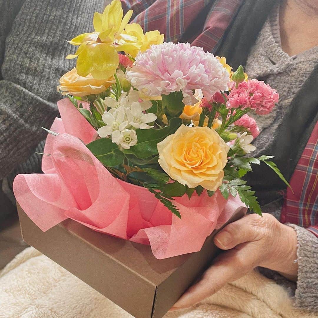 足立沙織さんのインスタグラム写真 - (足立沙織Instagram)「. いつもありがとうの感謝と いつまでも健康でいてねの気持ちを込めて お母さんとおばあちゃんに🕊✨  . #mothersday#carnationflower #母の日#カーネーション#お花のある暮らし  #식물인스타그램#식물스타그램#좋아요반사̆̈」5月14日 20時26分 - sao_ri_17