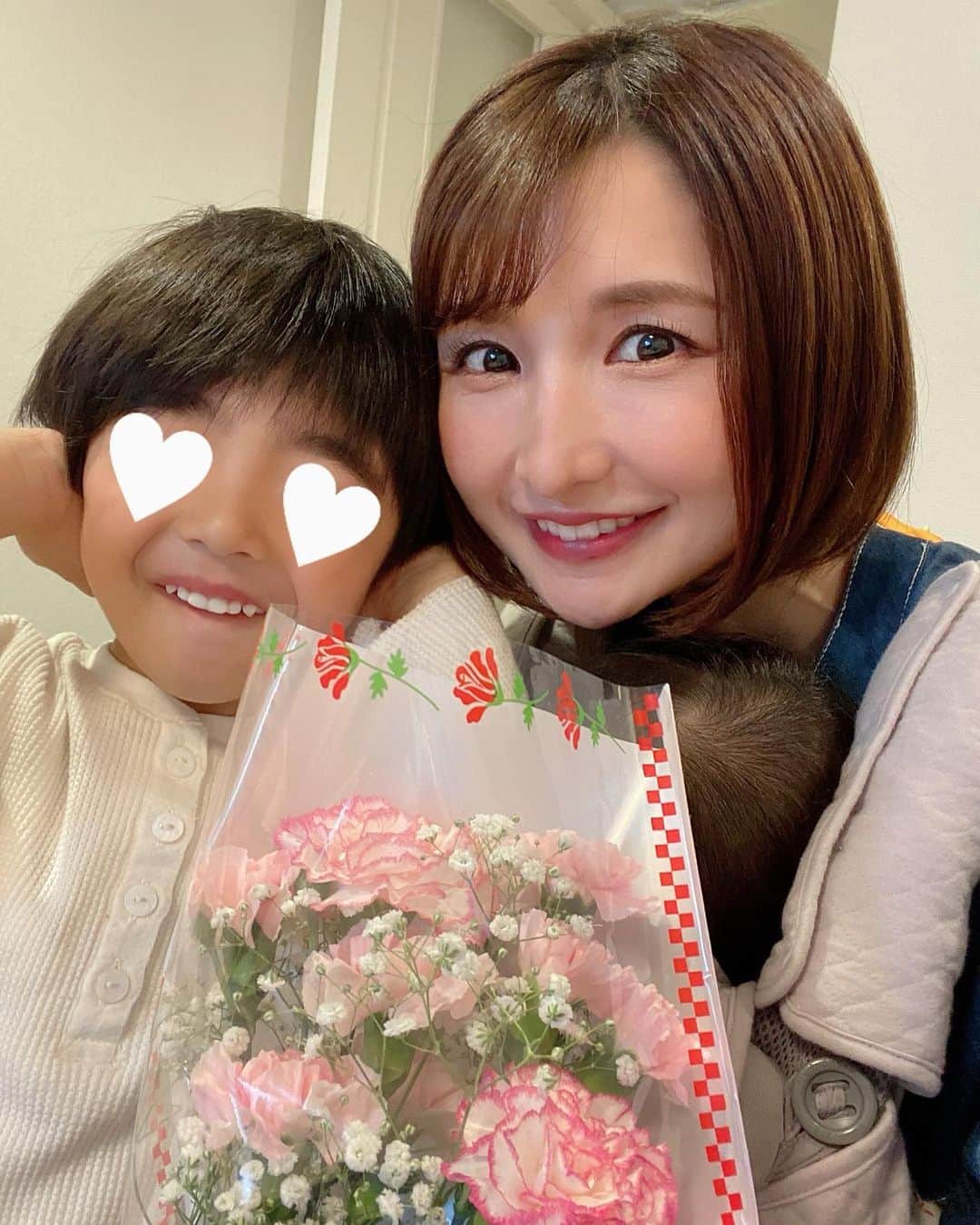 尾崎ナナのインスタグラム：「母の日ですね😊 世の中のお母様方、毎日お疲れさまです‼️ 毎年恒例のお花のプレゼント💐 幼稚園でも母の日の制作物があったので、「お母さんに今プレゼント作ってるからね。待っててね！」と嬉しそうに言ってくれていて、ニヤニヤしながらくれました🥹🥹 ありがとね😆 娘が産まれてから「遊ぼう〜！これやってー！これやろうー！」など言われても後回しでかまってあげる時間が減り気味😂 もう少し要望に応えて遊んであげれるように努力するね🥺🙏  #母の日 #お母さんいつもありがとう」