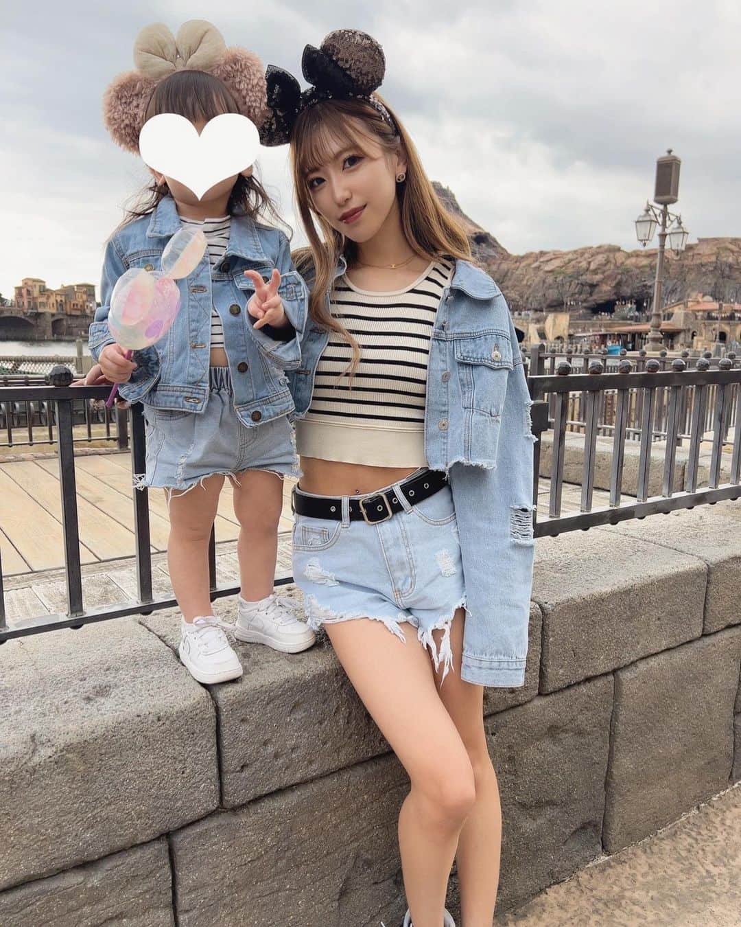 ゆらのインスタグラム：「長女とリンクコーデした🫨🩵  #親子リンクコーデ #デニムコーデ #disneysea #disney #年子姉妹」