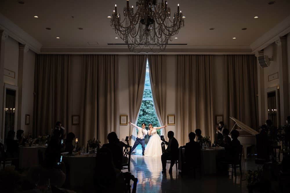 アーカンジェル 迎賓館　仙台のインスタグラム：「. サプライズ入場🤵‍♂️👰‍♀️ . . ガーデンがあるだけではなく 披露宴会場に隣接しているからこそできる サプライズ演出✨ . 入場曲が流れ 盛り上がるタイミングで ガーデンからのご登場！ 登場後には決めポーズをしていただきました⸜❤︎⸝ . 楽しい結婚式のスタートです🎵  . #アーカンジェル迎賓館仙台 #アーカンジェル迎賓館 #テイクアンドギヴニーズ  #tg花嫁 #仙台花嫁  #プレ花嫁 #weddingphoto #ガーデンウェディング  #ナチュラルウェディング #入籍  #仙台結婚式場  #式場探し #お色直し #入場 #披露宴演出」