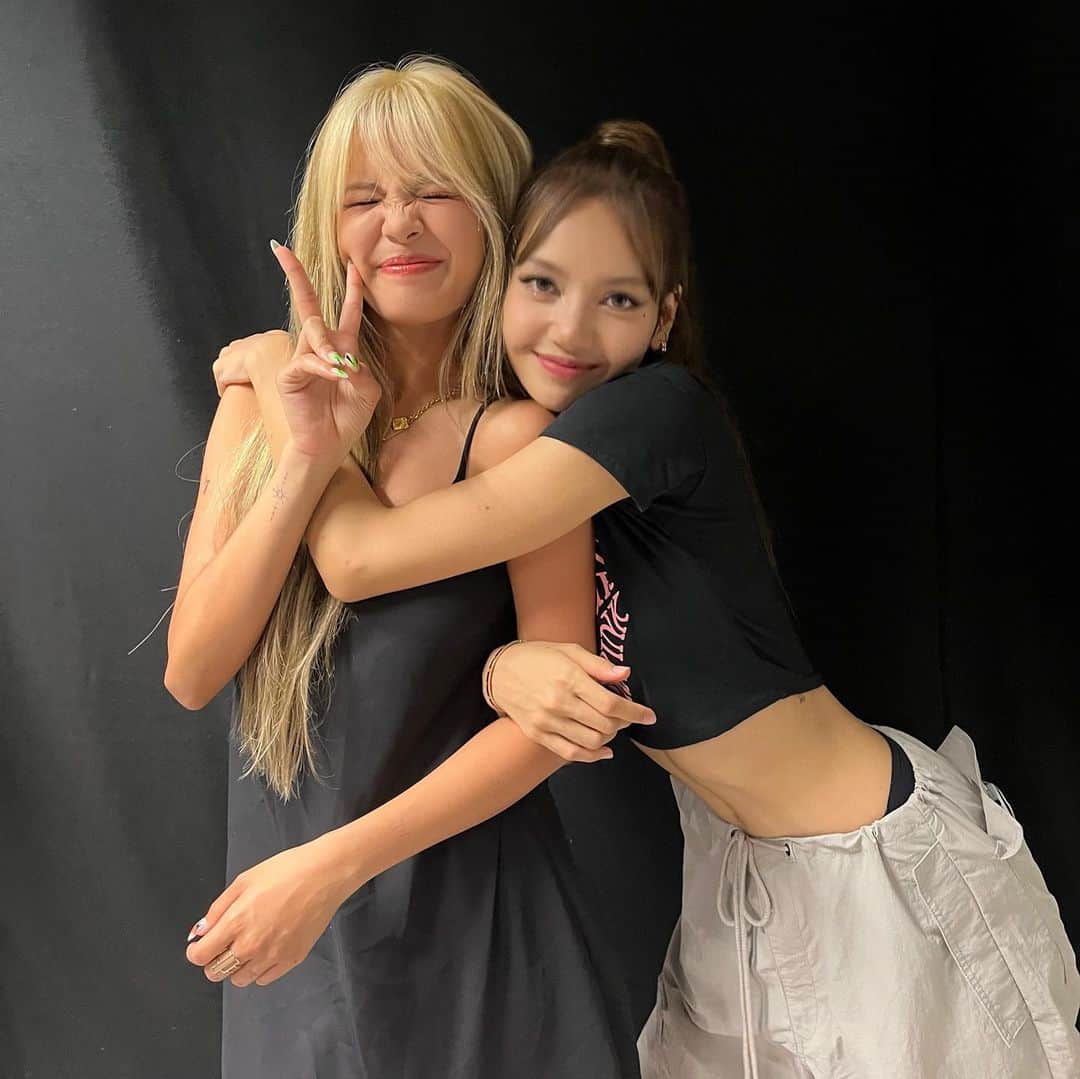 のインスタグラム：「We ride or die 👯‍♀️💖✨」