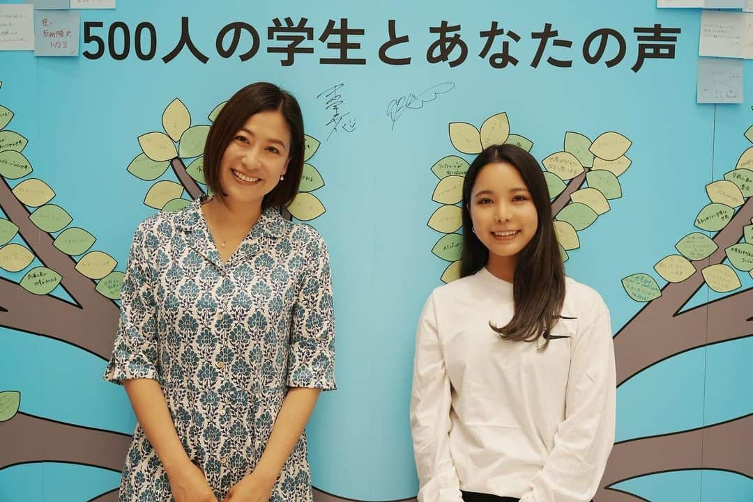 末吉里花のインスタグラム：「昨日5月13日は世界フェアトレードデーでした。今年も世界各地でイベントがあり、私はスキージャンプの髙梨沙羅さんと一緒に、フェアトレード・ラベル・ジャパンのミリオンアクション・キャンペーンのアンバサダーとしてトークイベントに登壇しました。沙羅さんの「私たちは地球や色々な人たちによって生かされていることにもっと感謝しなくてはいけない。」という発言があり、私は改めて初心に引き戻された気持ちになり、身が引き締まる思いでした。沙羅さんの実体験からのお話は非常にリアルで、それを肌で感じて何か行動に移そうとしている沙羅さんの真摯な姿が非常に印象的でした。  最近、自然の雪ではなく、人工雪が増えていて、雪が人工雪だと、自然の雪と違い、選手の膝や身体へのダメージや影響がある、という日頃聞けないお話なども出ました。気候変動は確実にアウトドアのスポーツにも影響を与え始めているのです。  カナダのウォータールー大学を中心とした国際研究チームは、温室効果ガスの排出量を大幅に削減できなければ、過去の冬季オリンピック開催地の中で、再び開催できるのは今世紀末では札幌のみという研究報告を発表しました。  例えば私たちの食べ物も気候変動の影響を受けています。「コーヒー2050年問題」といって、アラビカ種の栽培に適した土地が約50%減少する、ということも言われています。もしかしたら、この先、今のようにコーヒーが飲めなくなるかもしれません。会場の横には、それを表したコーヒーを販売しているカフェがありました。食を通して社会課題の解決を目指すhaishop cafe @haishop_japan です。あえてコップに半分しか入っていない2050年のコーヒー。値段はお客様が決めて、売上はすべて中南米の生産者に寄付されて、気候変動対策に使われるそうです。  今回のイベント、キャンペーンは青山学院大学の学生たちが中心となって（他大学の学生も）積極的に関わっています。若い世代とともに、未来について対話をしながら考え、行動していきたい。そう強く思った時間でした。  普段目にしないような素敵なフェアトレード製品も販売されています。渋谷スクランブルスクエアにてPOP-UPショップは23日（火）まで開催中なので、ぜひ足をお運びください！  #fairtrade2023 #fairtrade #ethical #フェアトレード #エシカル #気候変動 #高梨沙羅 #末吉里花 #世界フェアトレードデー」